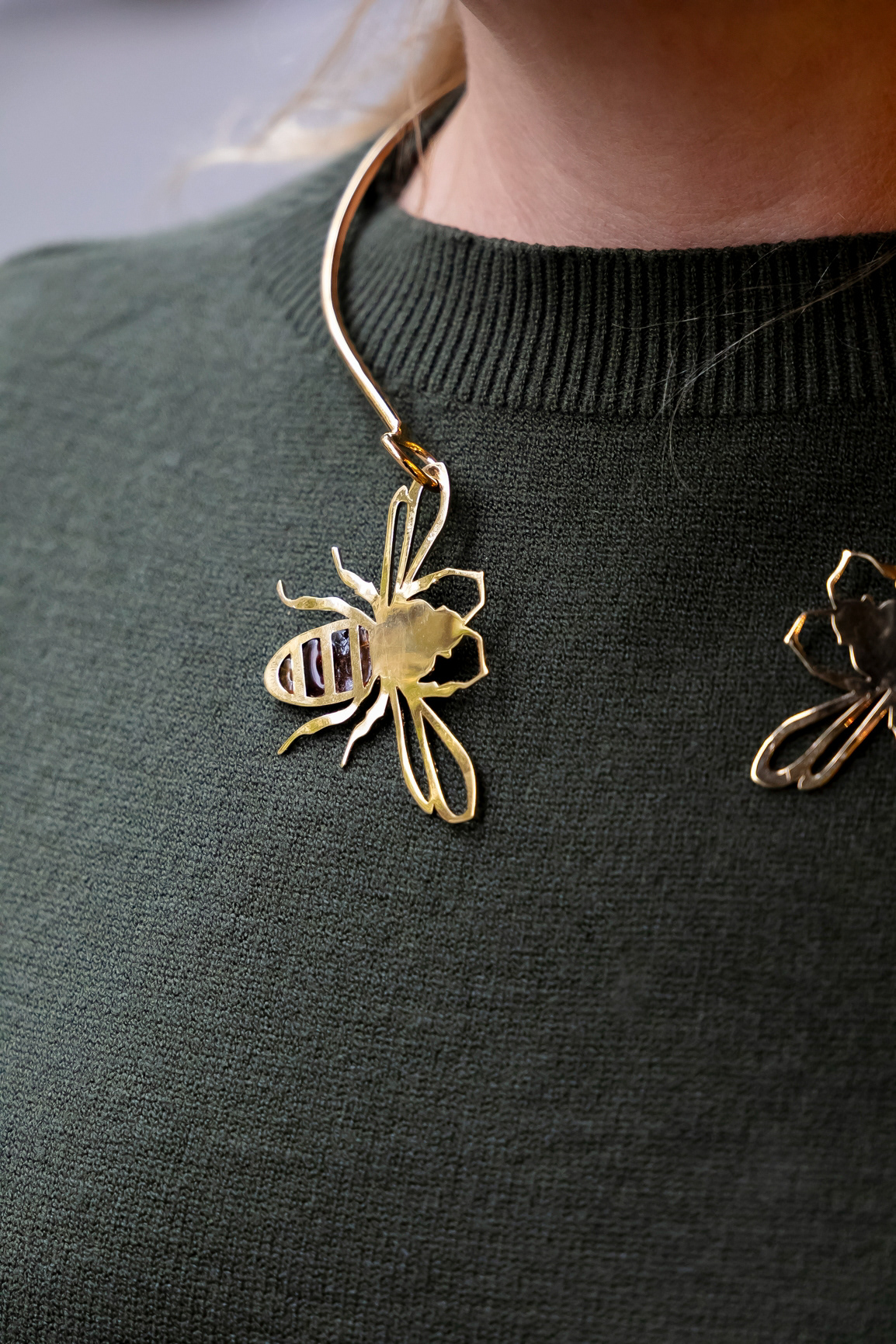 Torque Abeille en laiton doré et verre - 250€