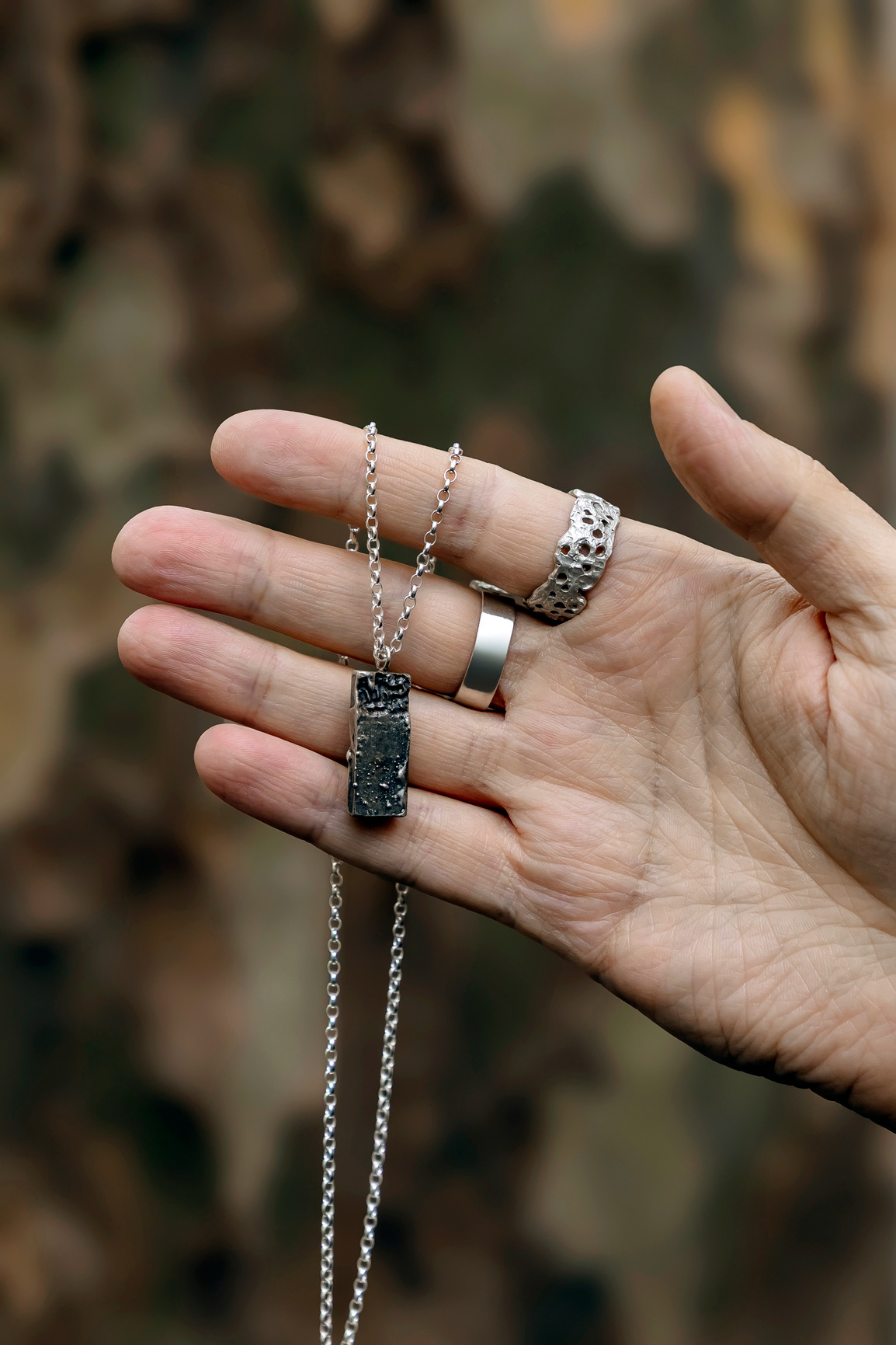 Collier en argent 150€ - Bague carrée 145€ - Bague ajourée en argent 130€