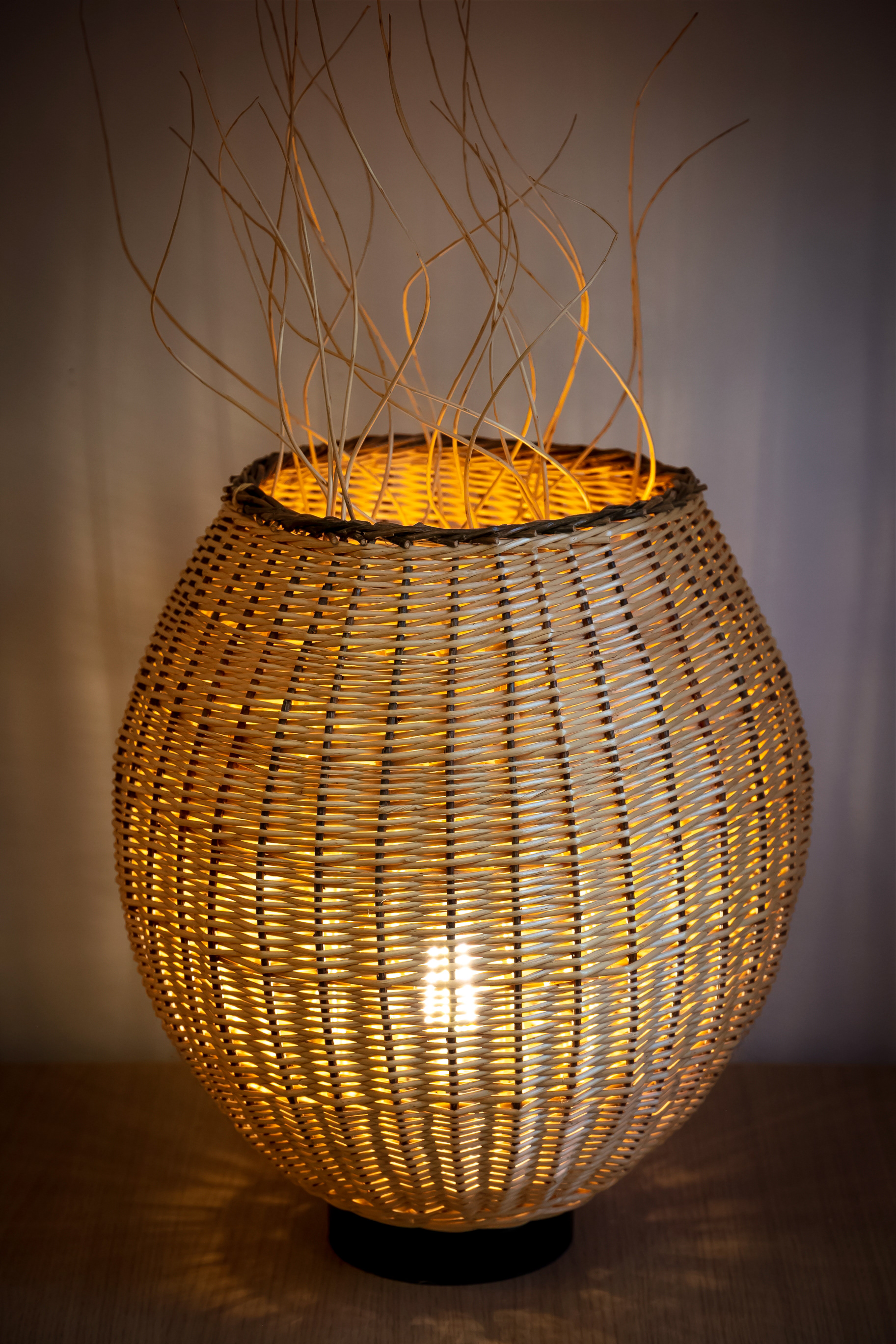 Lampe "Tout feu tout flamme" en osier - 495 €
