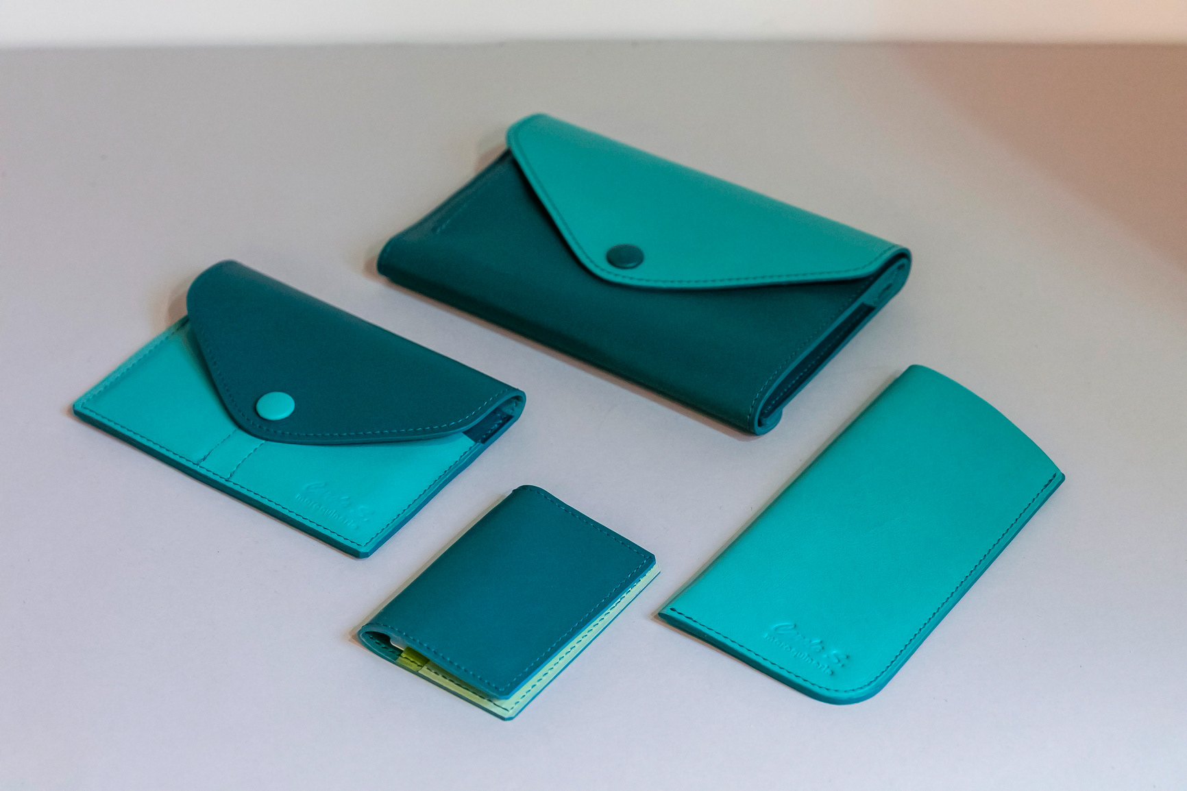 Compagnon en cuir 130€ - Pochette pour papiers 55€ - Porte-cartes 34€ - Étui à lunettes 32€