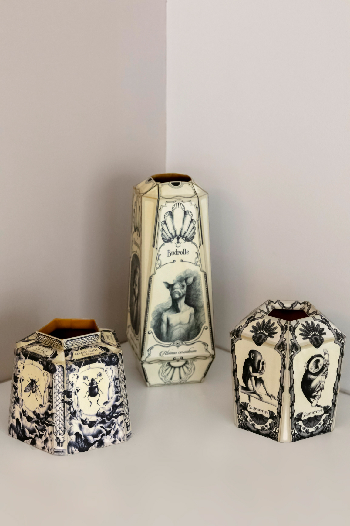 Vase "Insecte n&B" en papier ciré 59€ - Vase "Hybride" 79€ - Vase "Singe-Serrure N&B" 65€