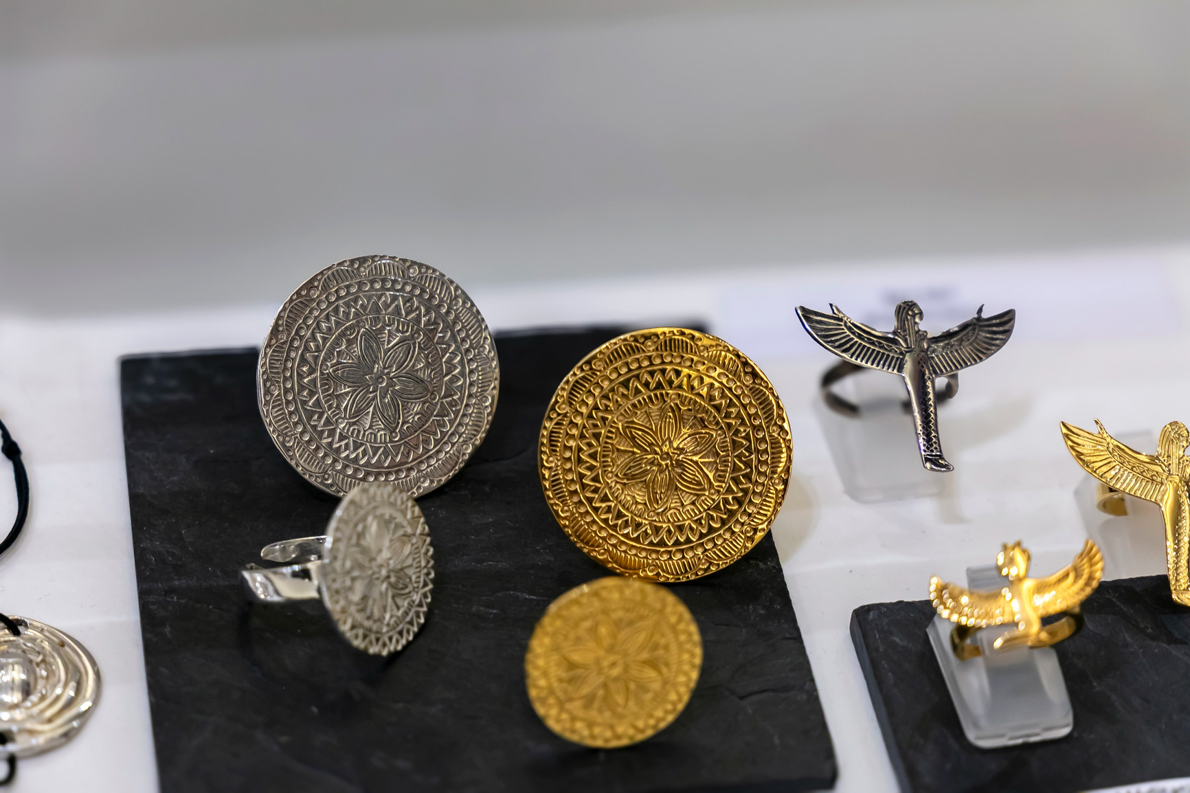 Bague rosace de la vie d'Egypte GM en argent 189€ - PM en argent 159€ - GM en laiton doré 259€ - PM en laiton doré 199€ - Bague Déesse Isis envol en argent 189€