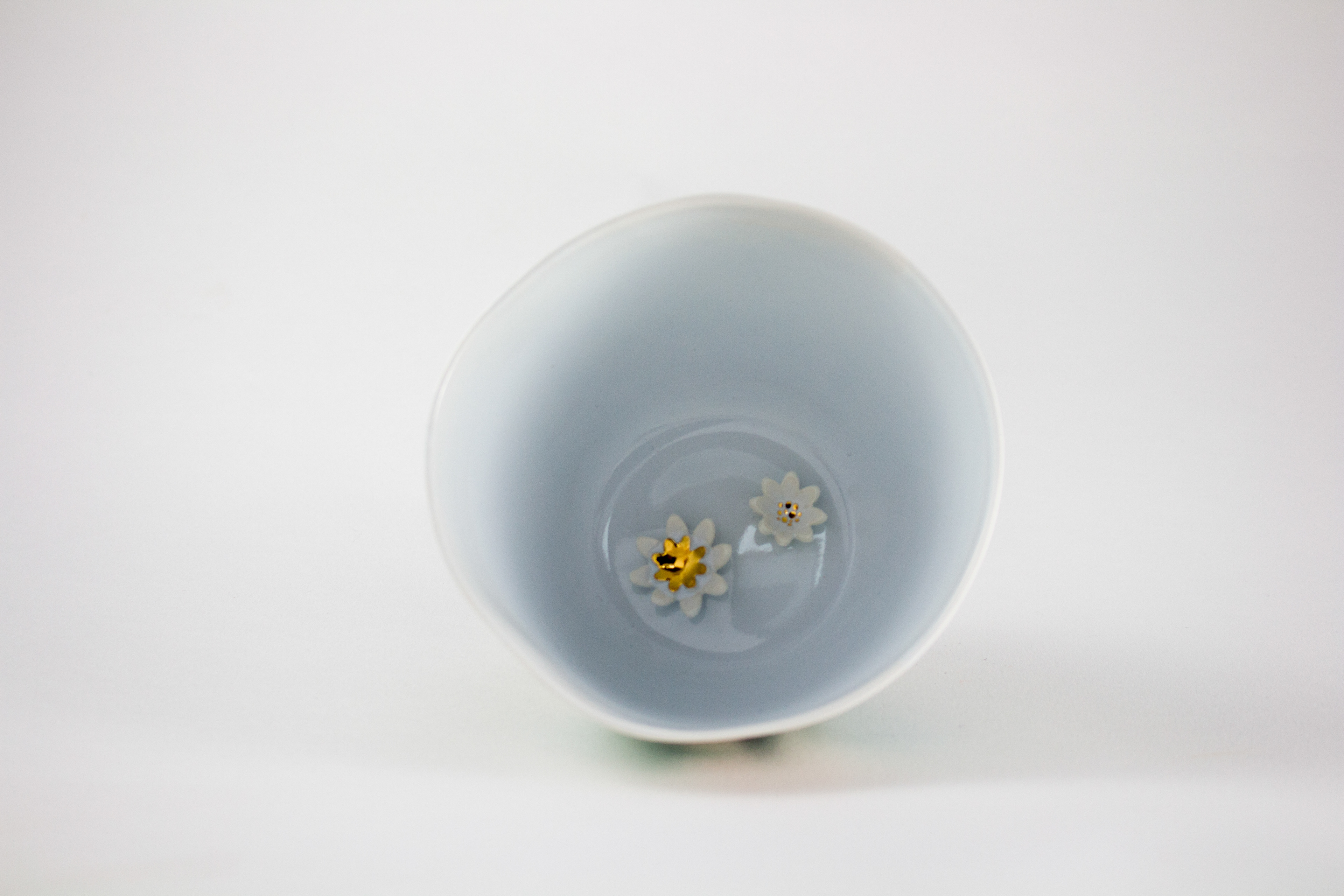 Bol fleuri en porcelaine peinte - 98€
