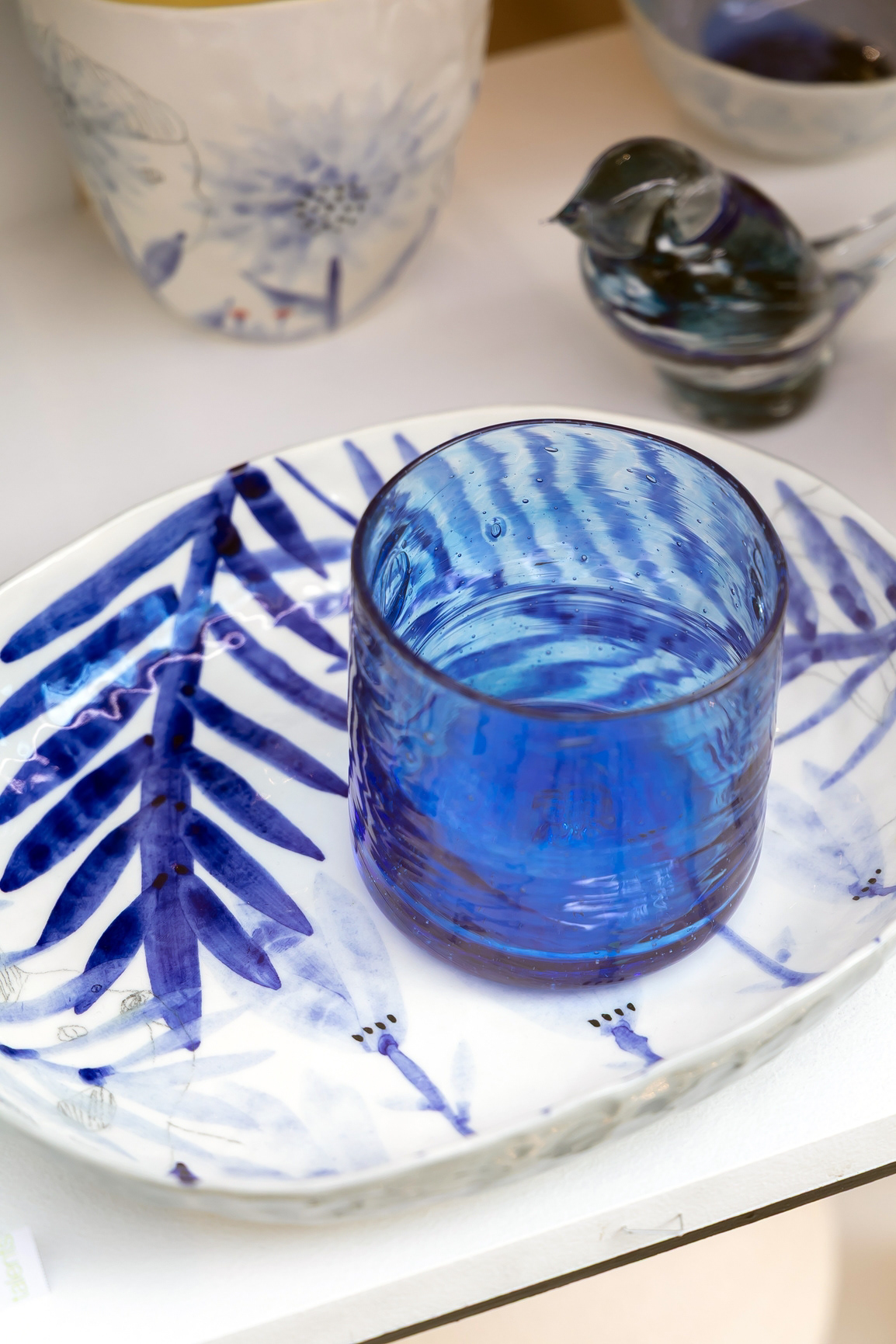 Verre à Whisky 20€ - Assiette ovale en porcelaine peinte 54€ - oiseau en verre 26€