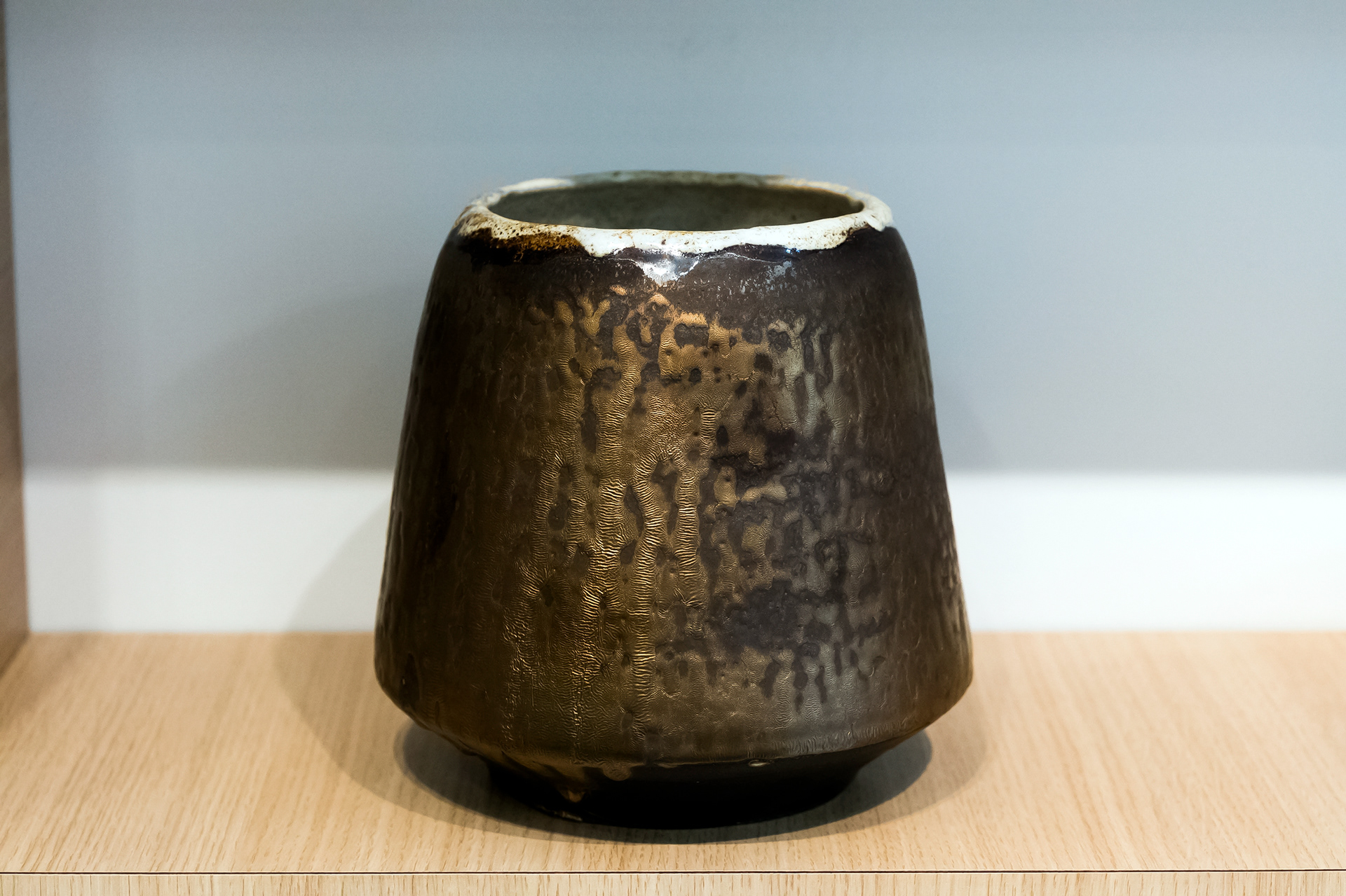 Vase doré en grès - 180€