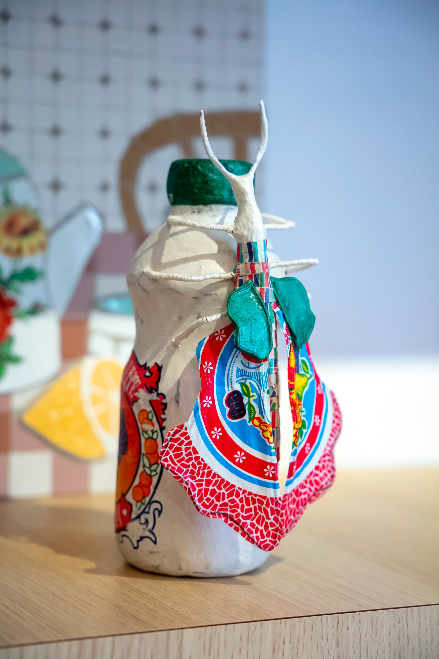 Bouteille et insecte en papier mâché - 155€
