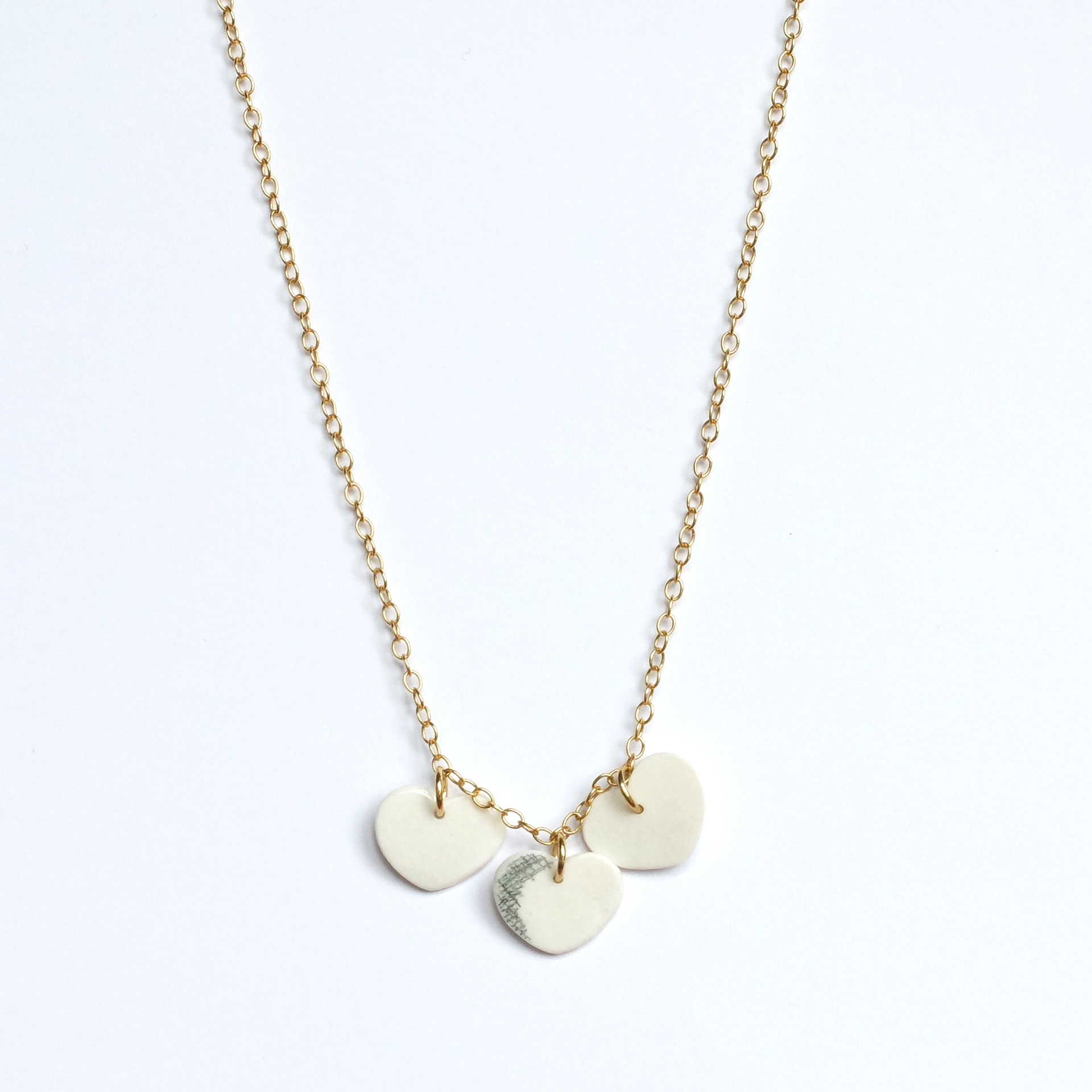Collier 3 cœurs en porcelaine - 75€