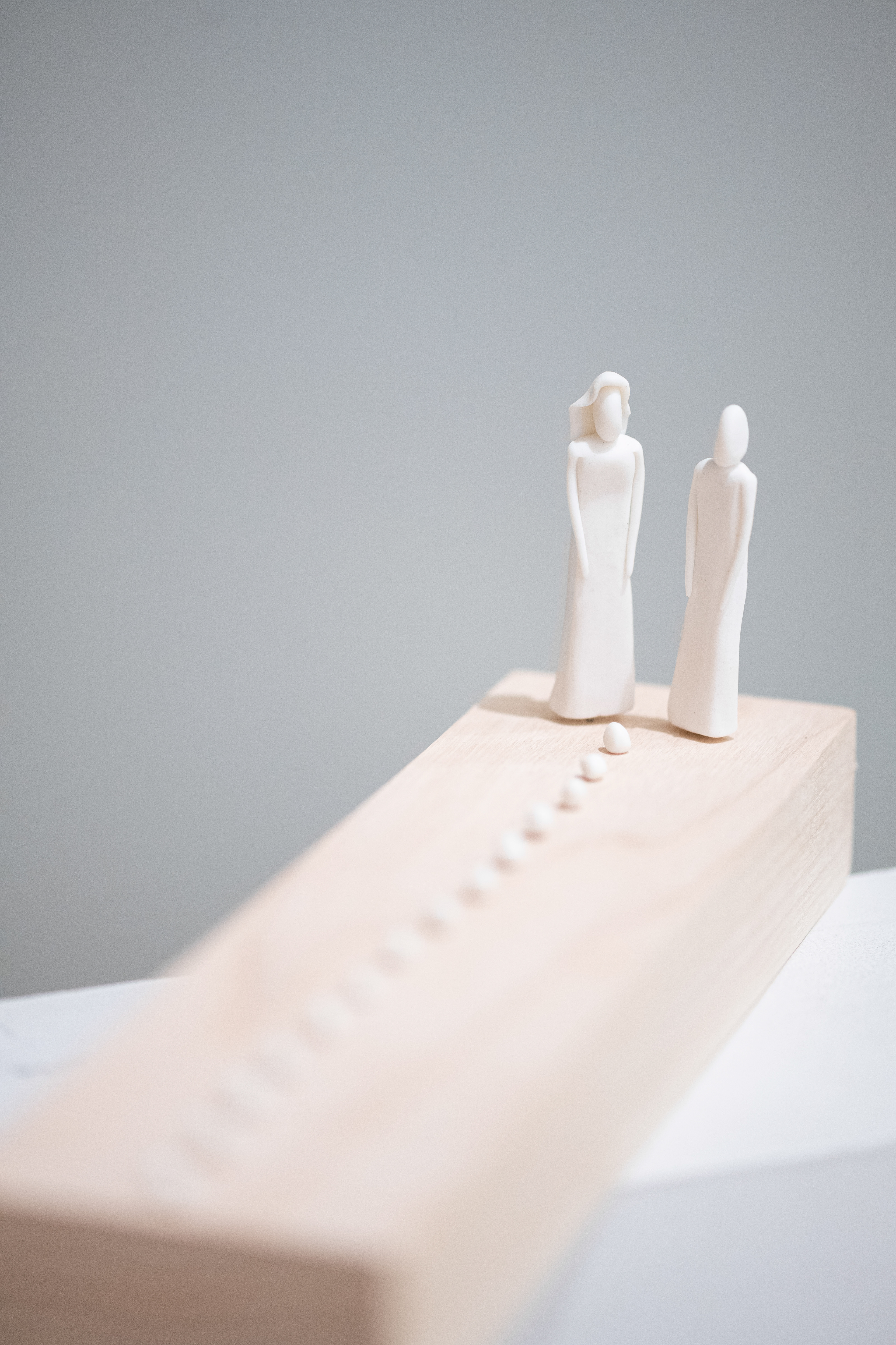 Sculpture "Les petits pas en bois et porcelaine" - 75€