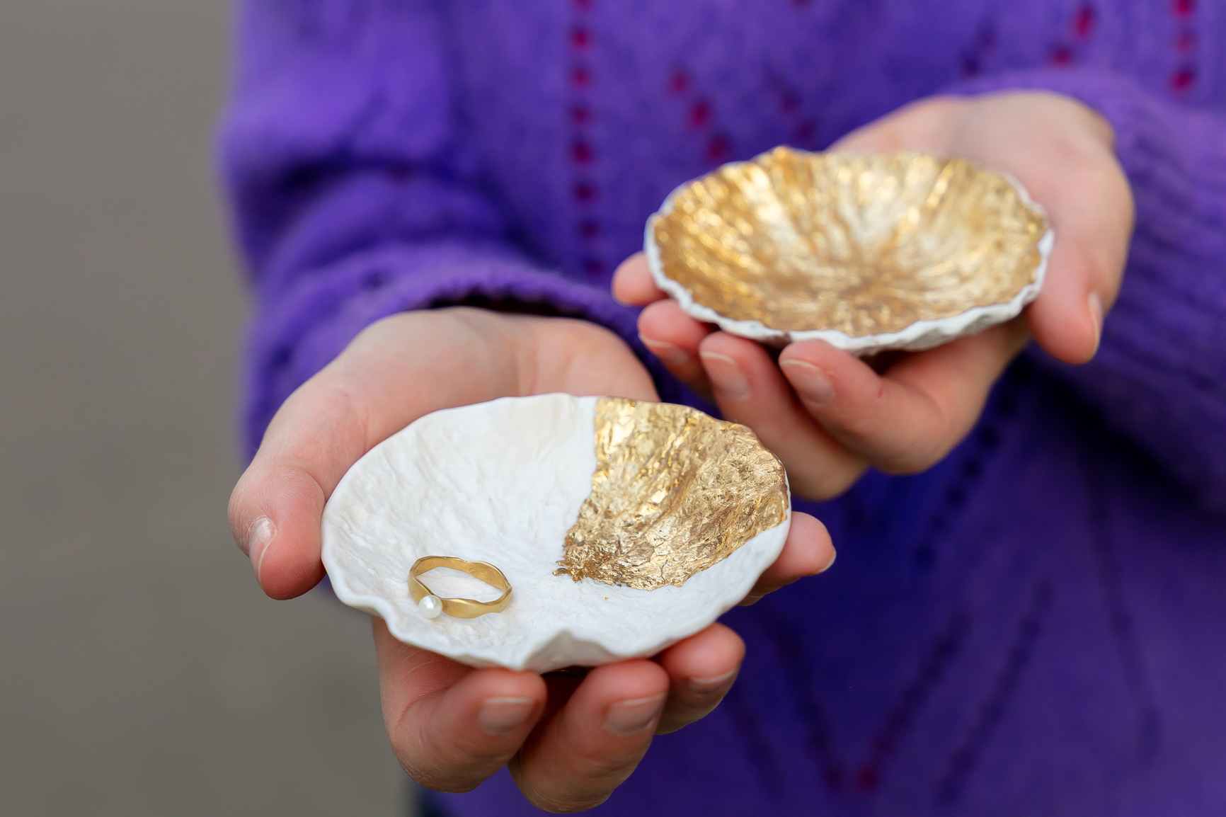 Duo de coupelle en porcelaine et or - 140€ Bague en vermeil et perle - 145€ 