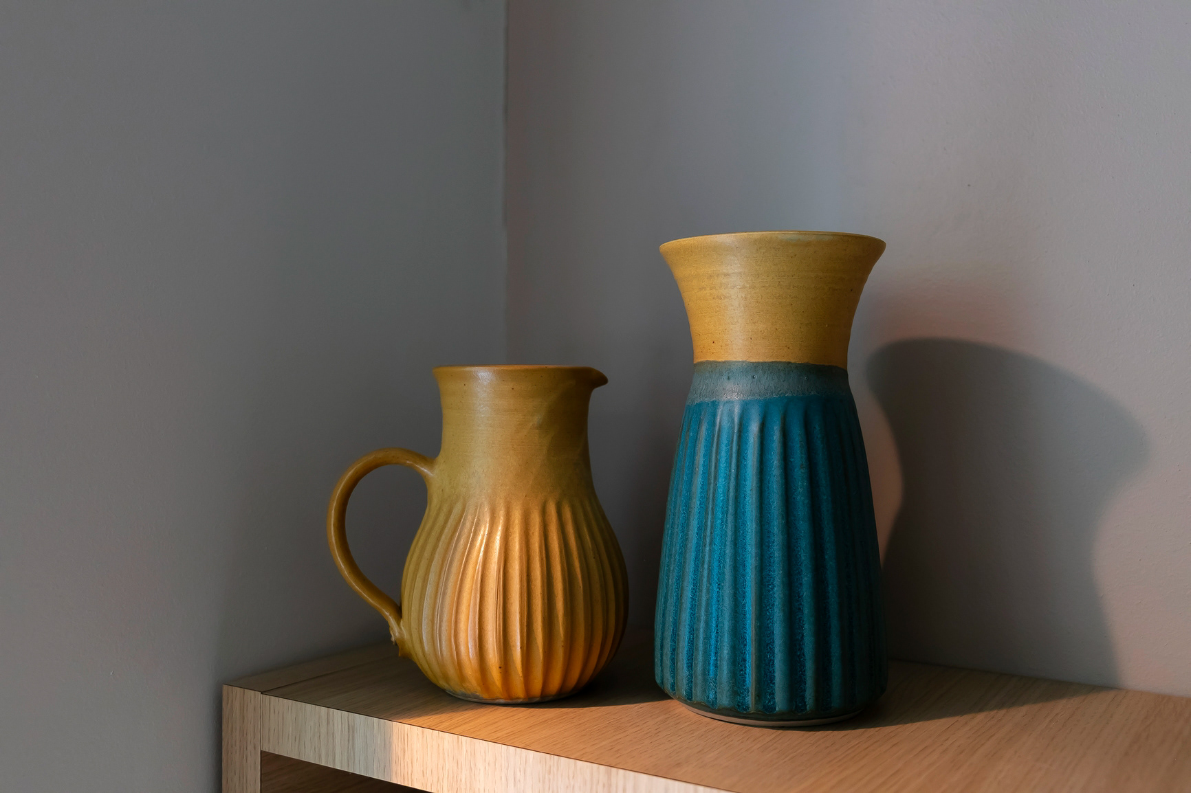 Pichet texturé en grès 60€ - Vase texturé 90€