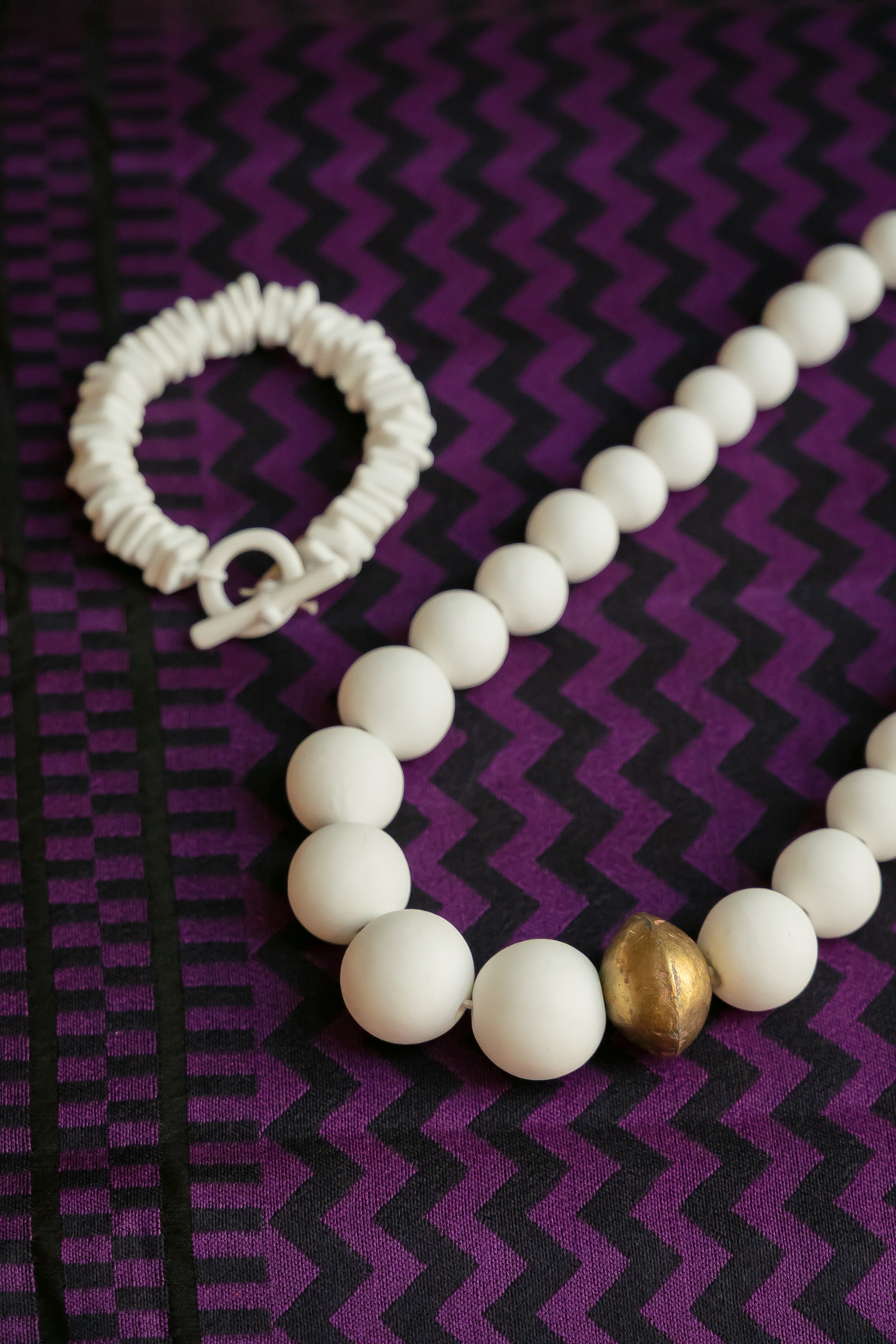 Bracelet en porcelaine 84€ - Collier en porcelaine et perle de bronze 220€ - Écharpe en soie & laine ou soie & coton à partir de 50€