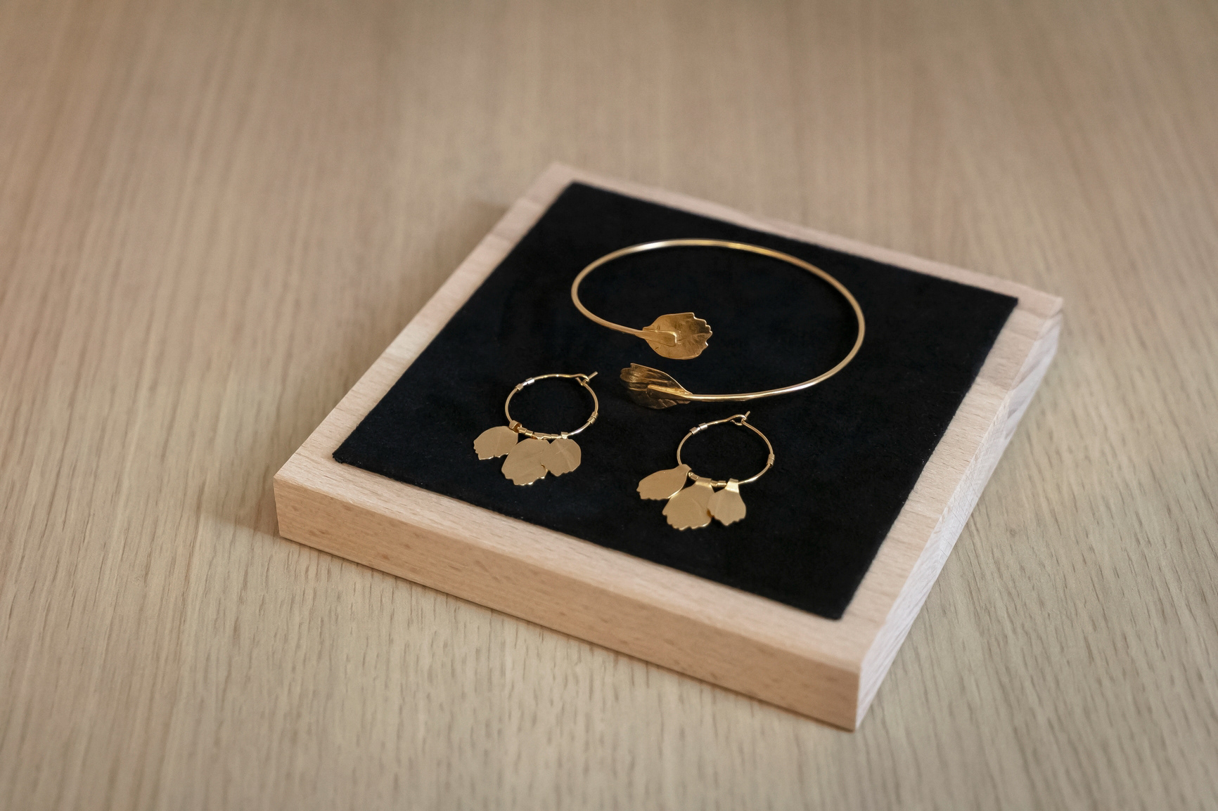Bracelet pétales 55€ et Créoles pétales 65€ - Laiton doré