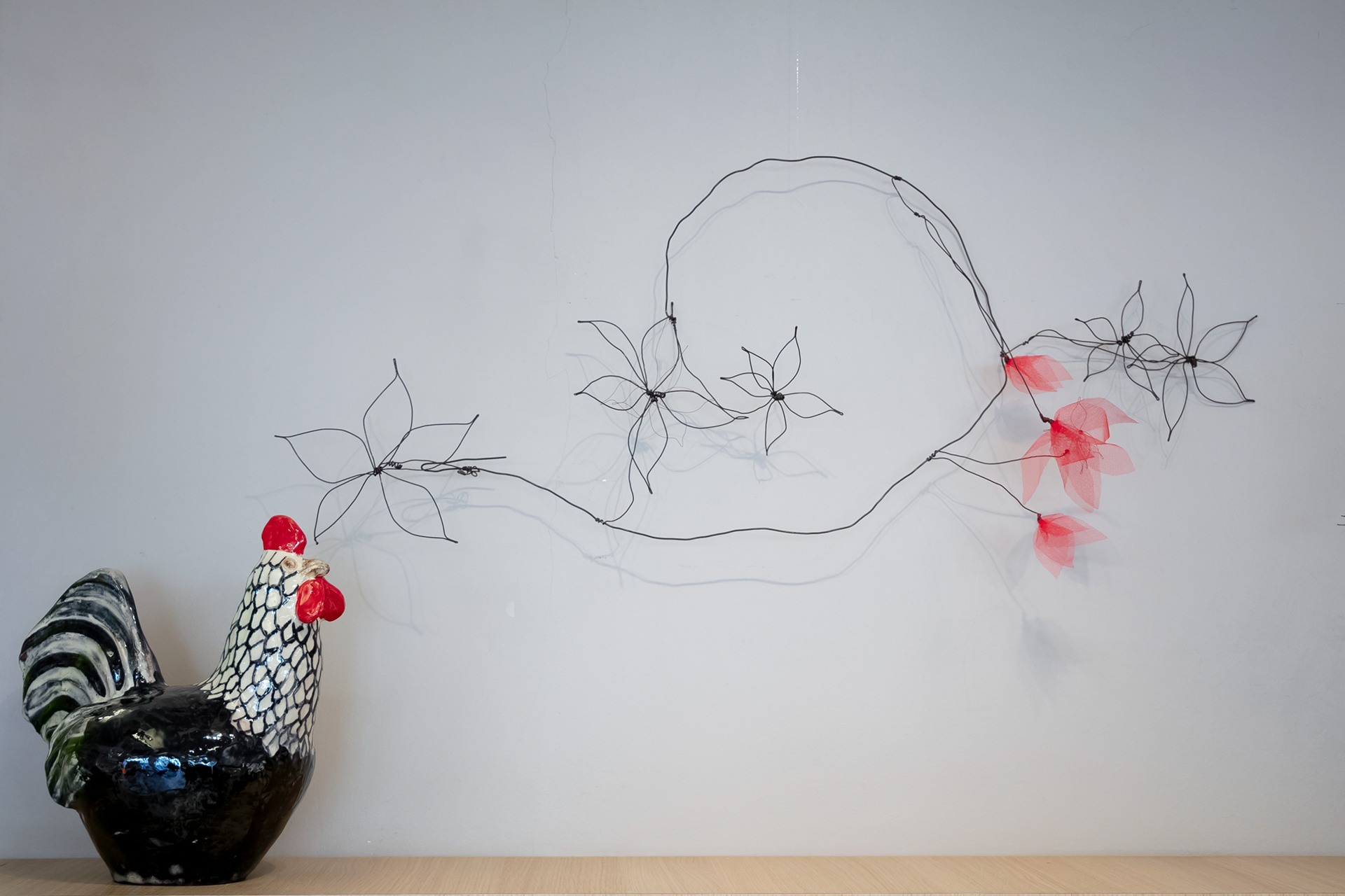 Grand coq 250 € - Branchage fleur fil de métal et tulle 140 €