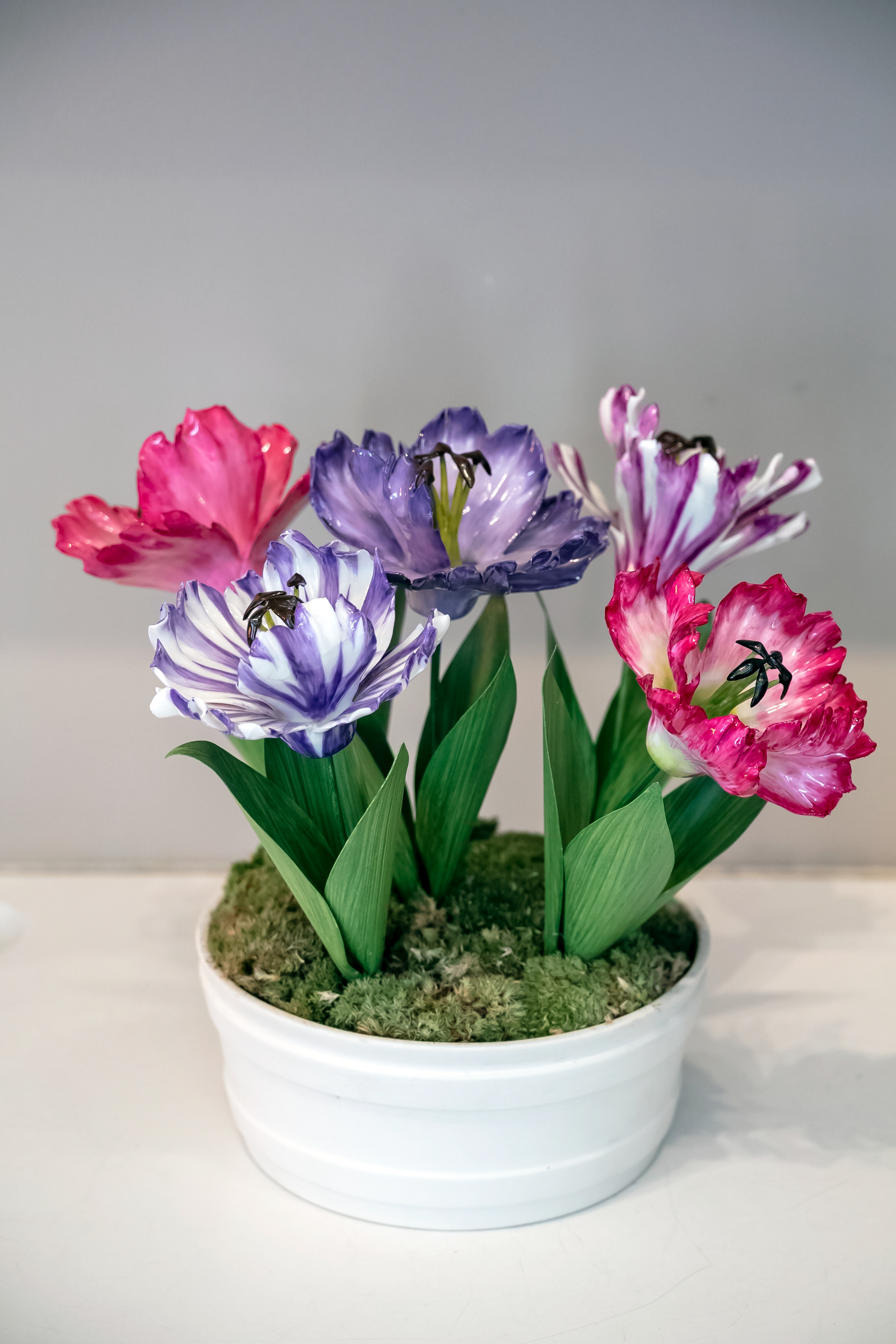Composition de tulipes en porcelaine - 1200 €