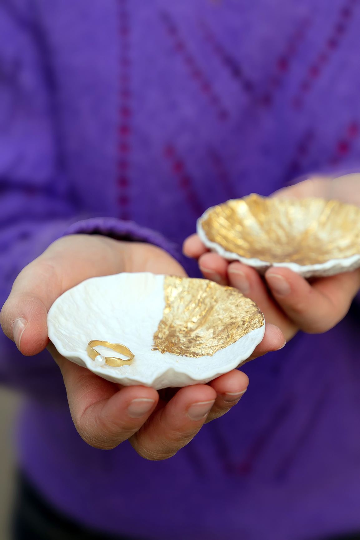 Bague "La Rosée" en vermeil et perle d'eau douce 145€ - Duo de coupelles en porcelaine et or 140€