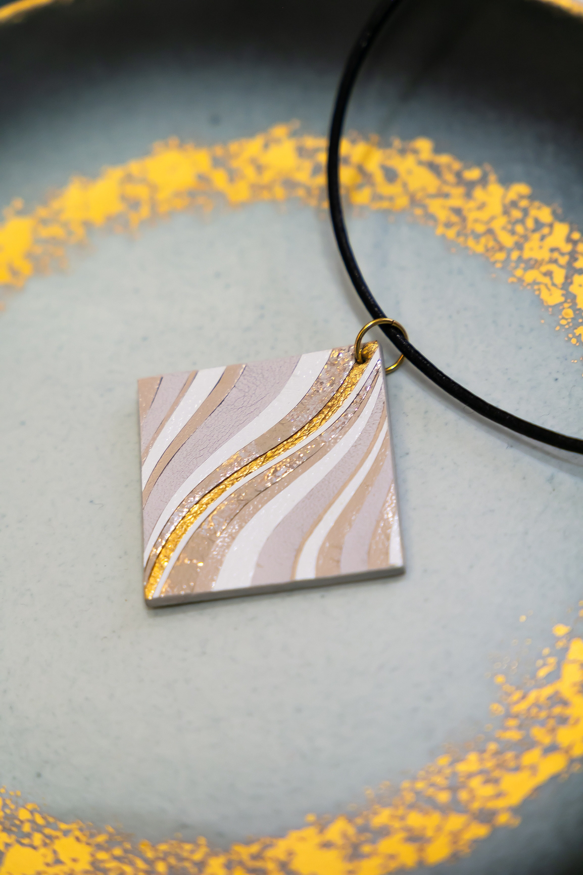 Collier en cuir - 48€