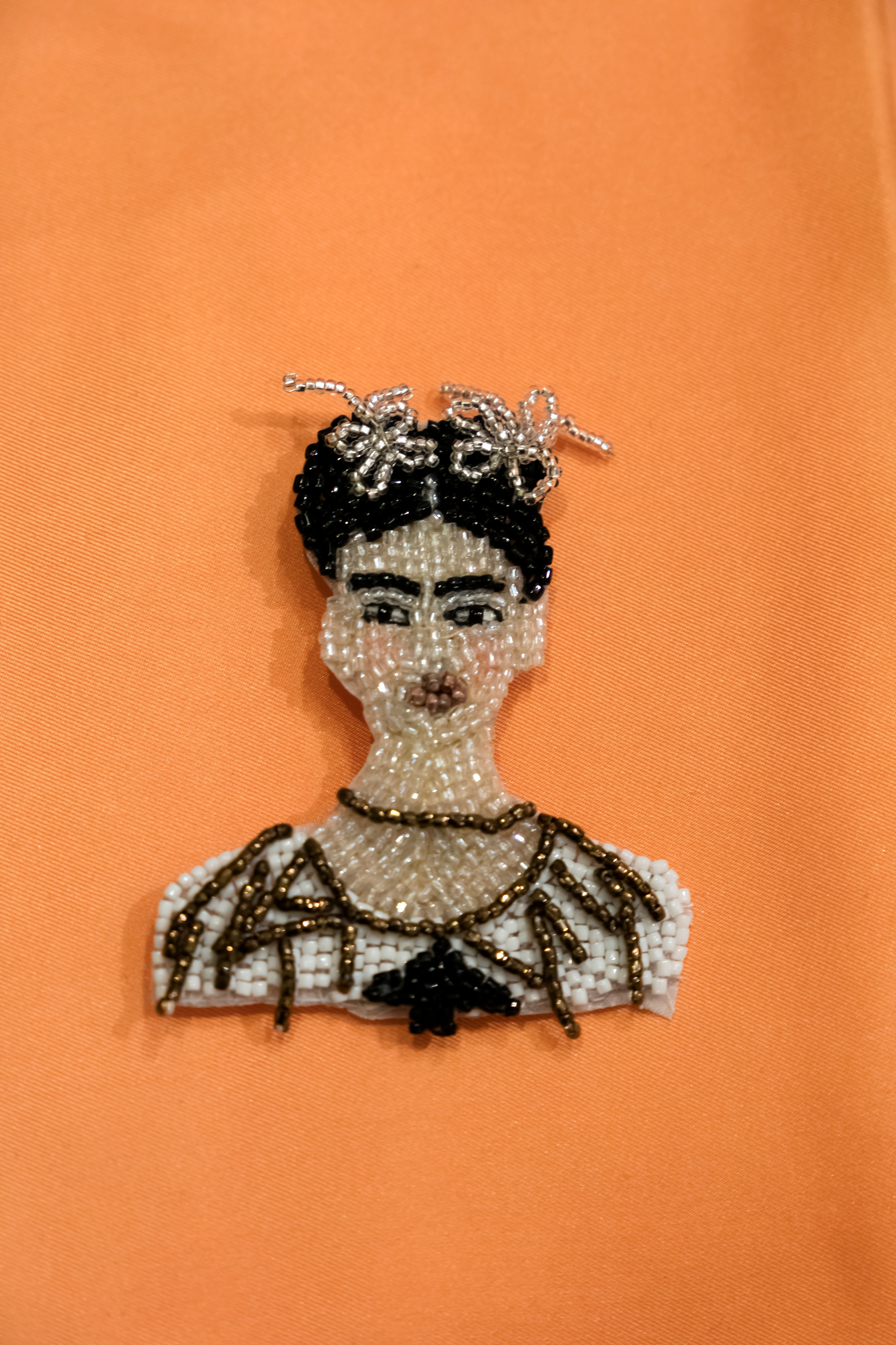 Broche Frida, broderie de perles - 192€