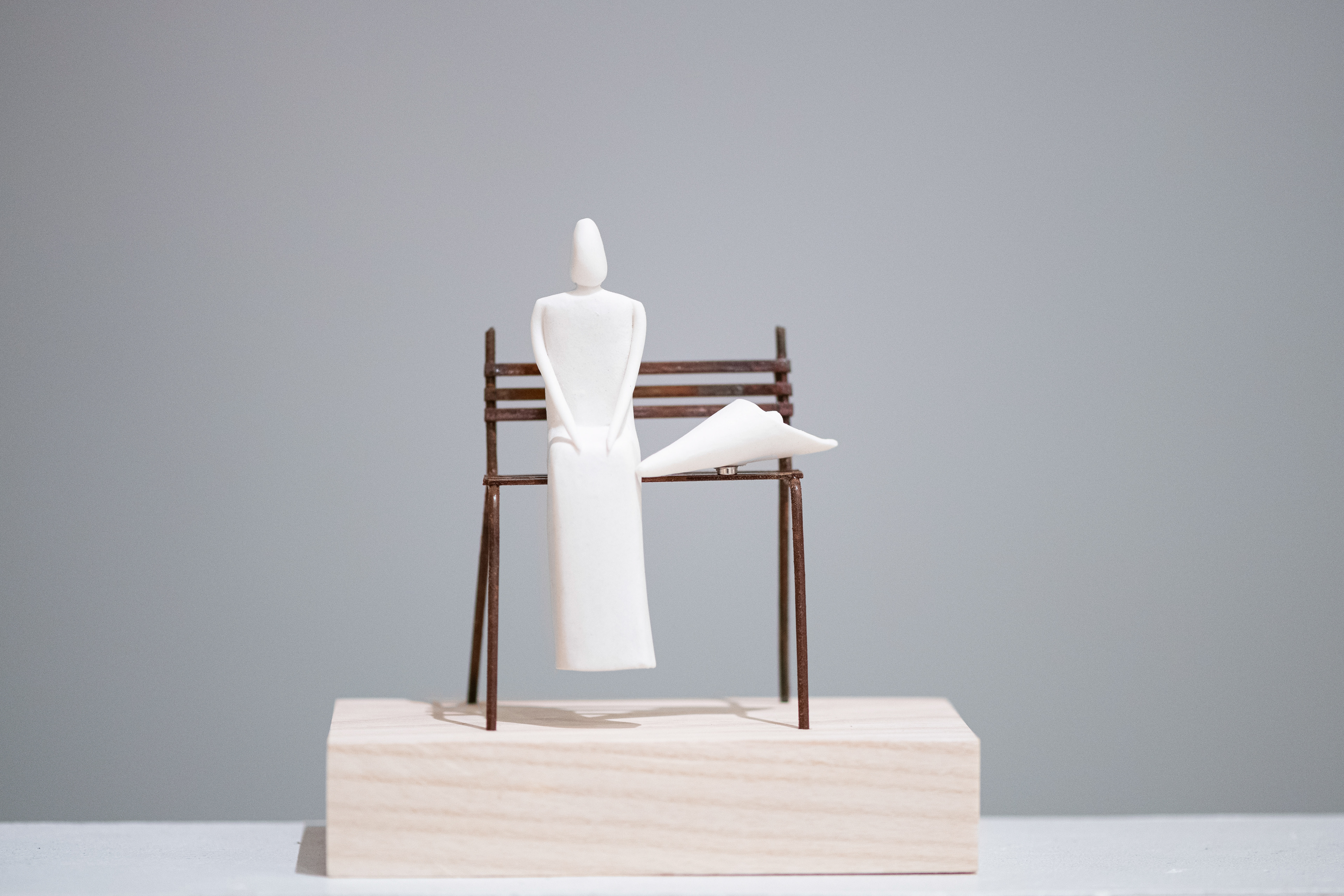 Sculpture L'Homme au Bouquet en métal, bois et porcelaine - 150€