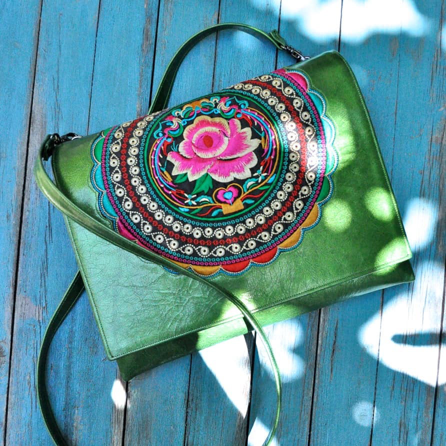 Pochette à rabat en cuir brodé - 180€