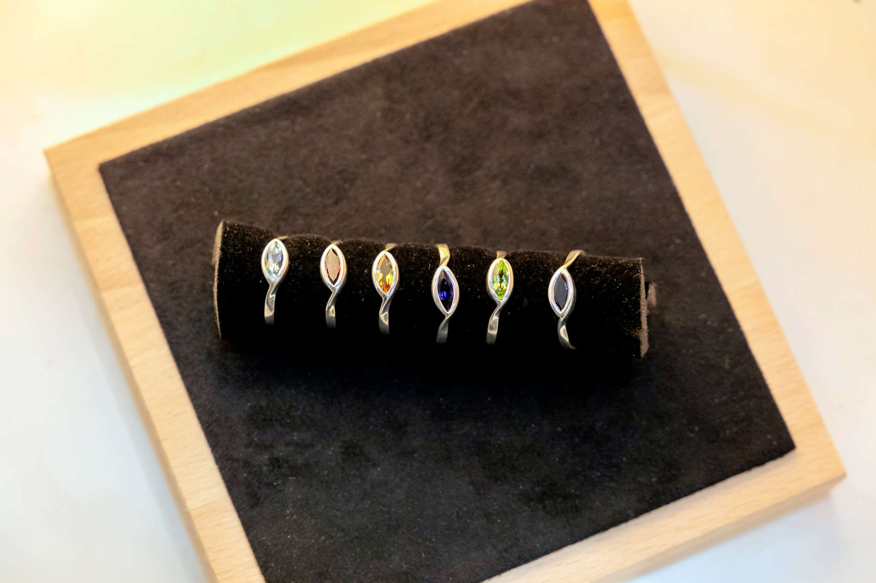 Bague Navette en argent et pierres fines - 195€