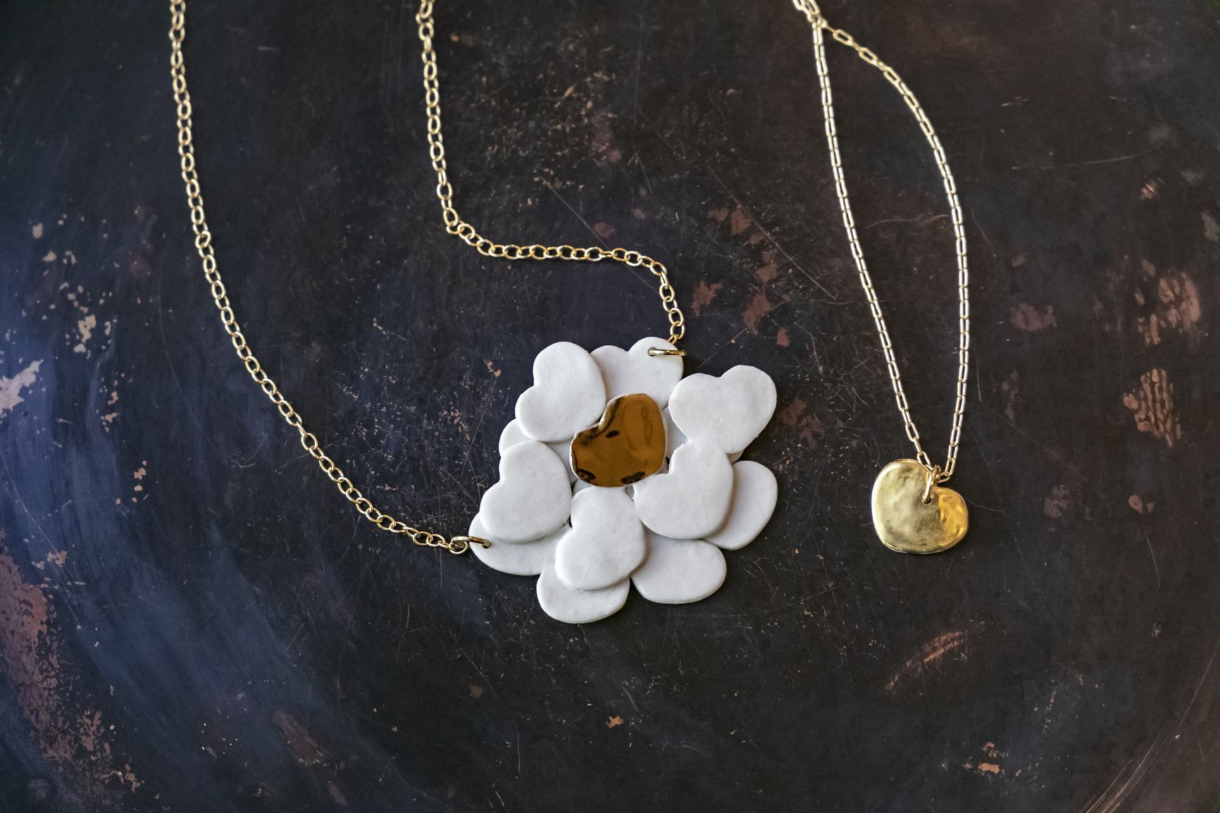 Collier nuage de cœurs en porcelaine et or 95€ - Collier 1 cœur 55€ -