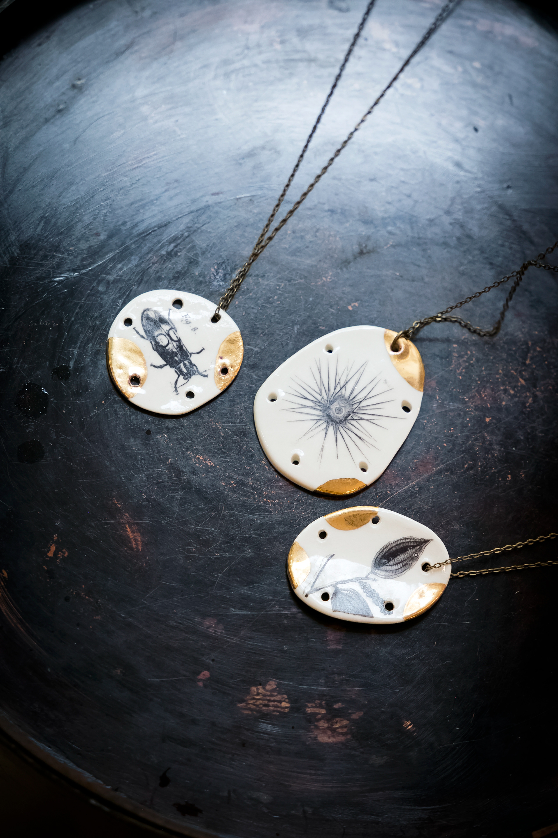 Pendentif histoire naturelle en porcelaine et or - 69€