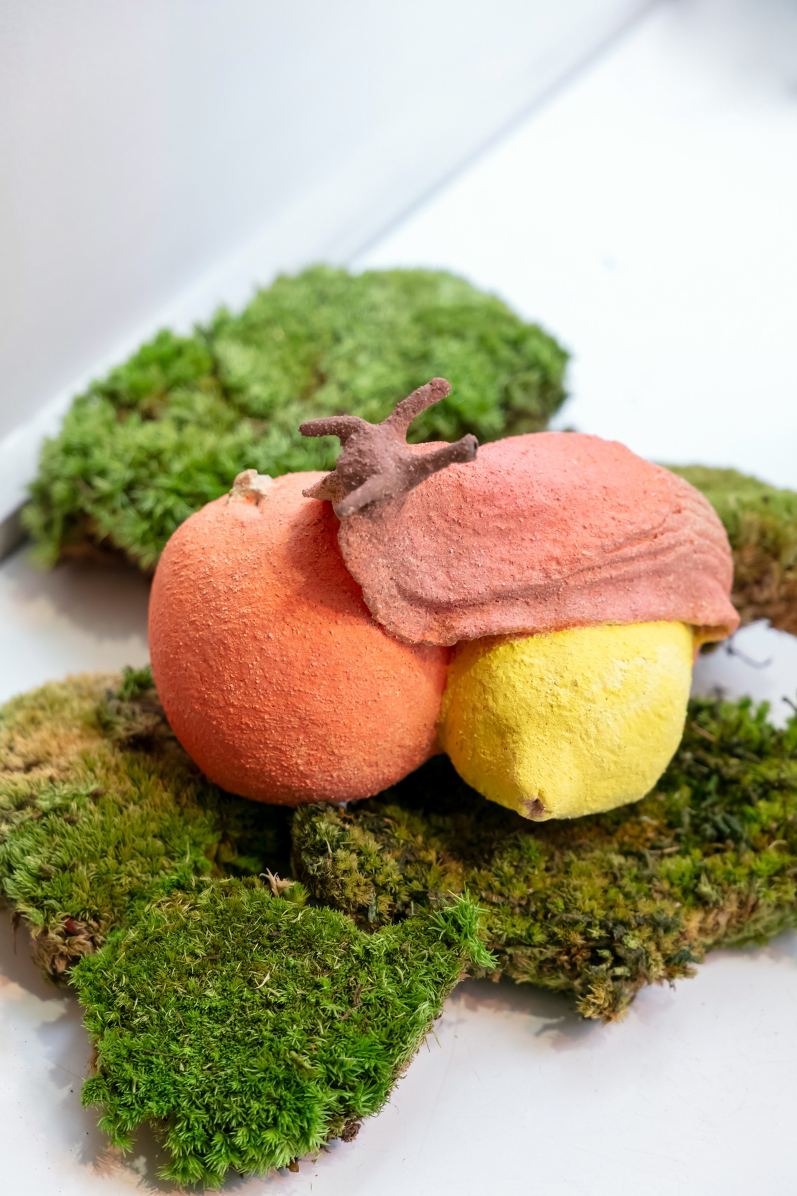 Sculpture "Limace Fruits" en grès - 380€