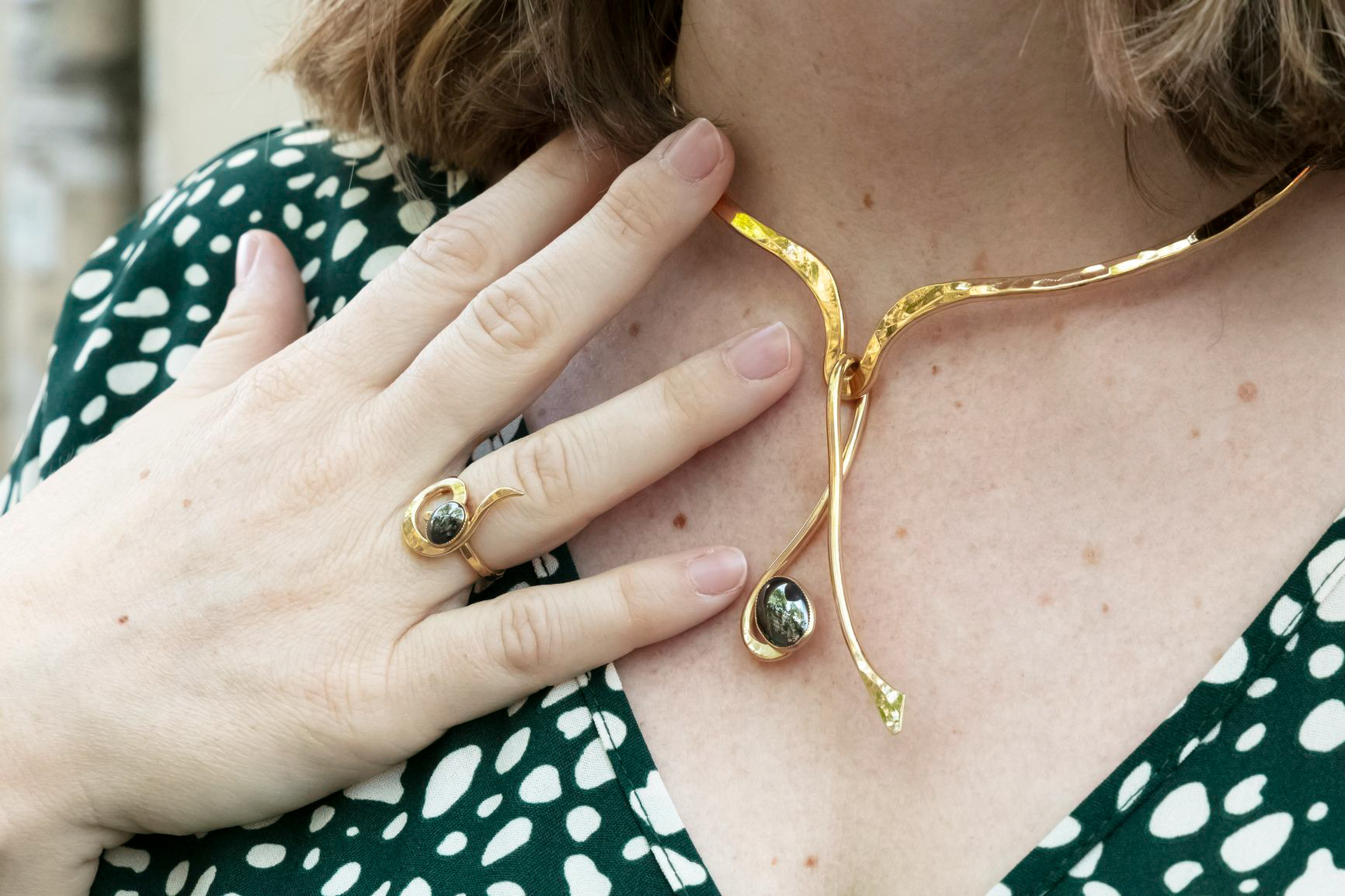 Collier et bague en métal plaqué or - 190€ et 70€