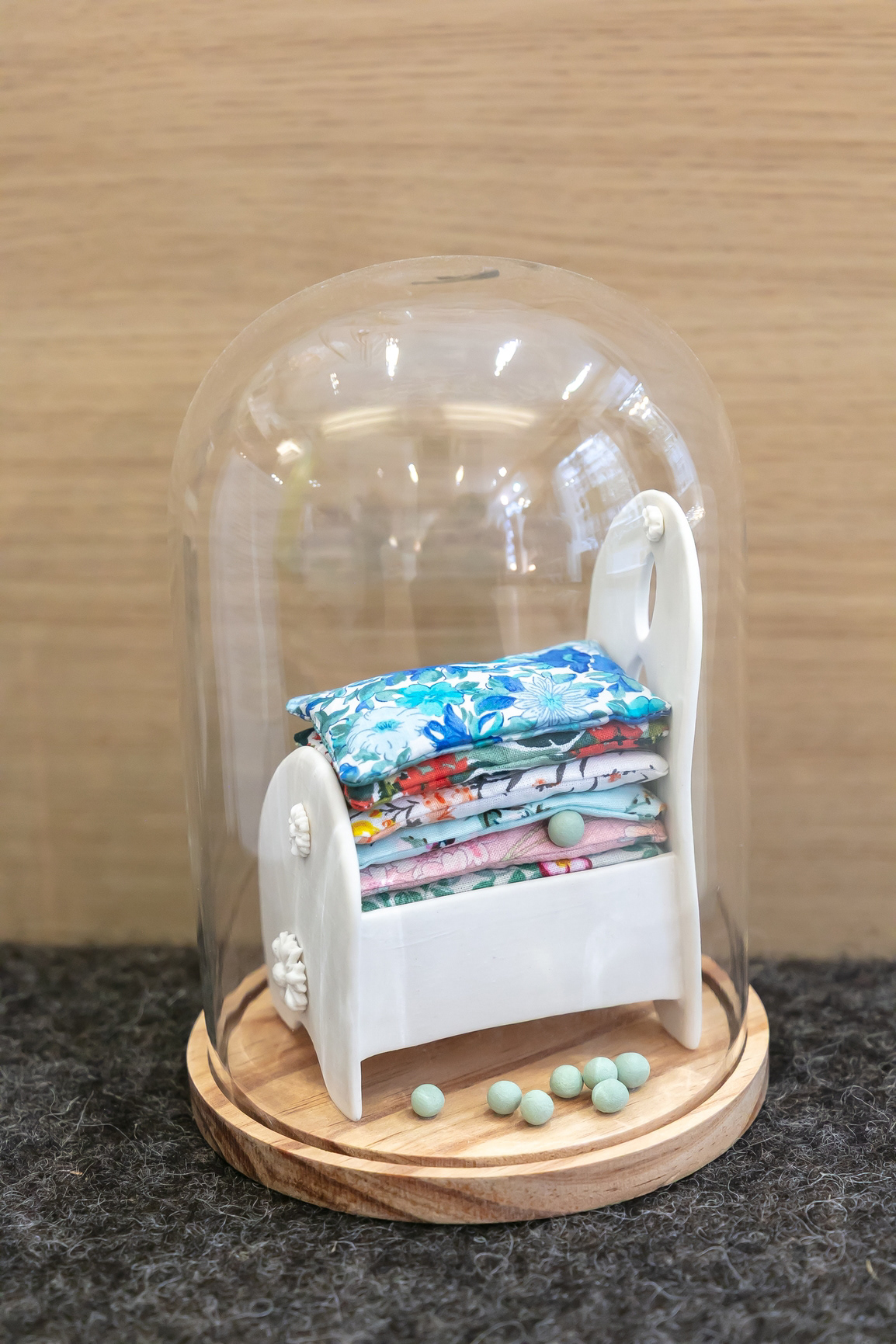 Sculpture "Le lit de la princesse au petit pois" en porcelaine et textile - 250€