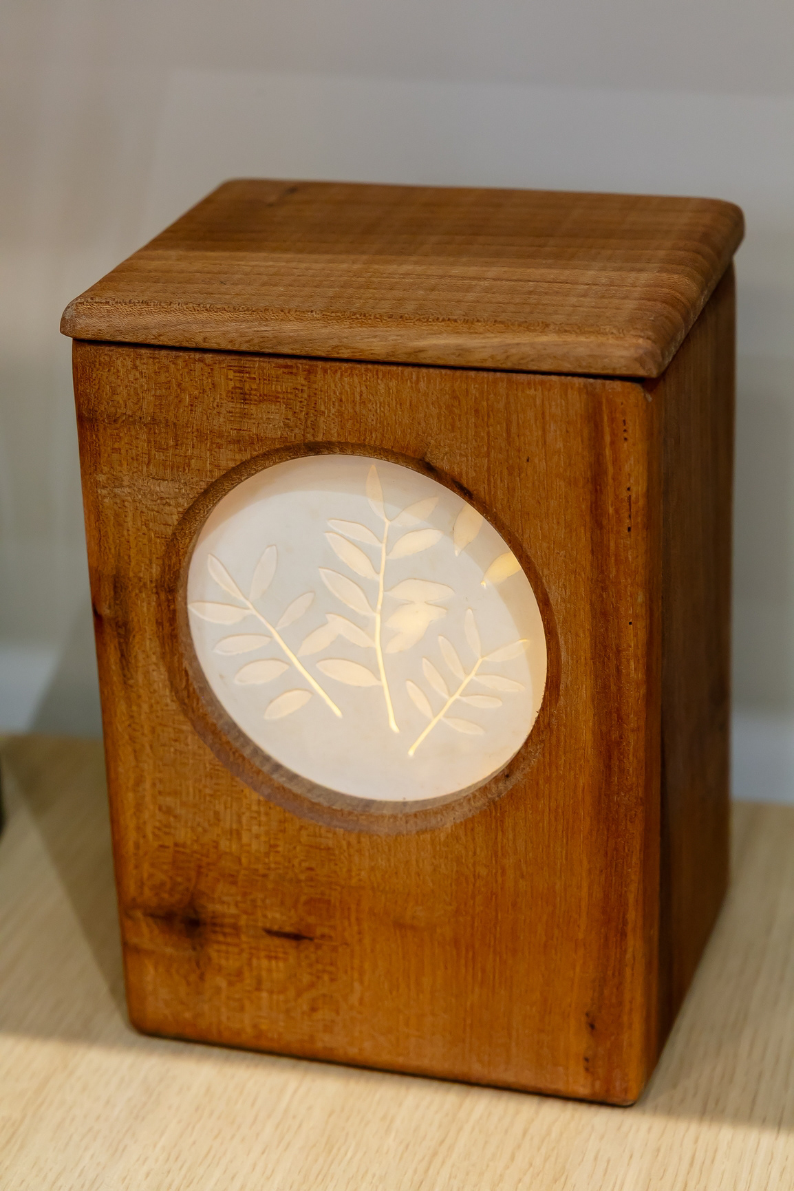 Lampe en orme et porcelaine - 260€