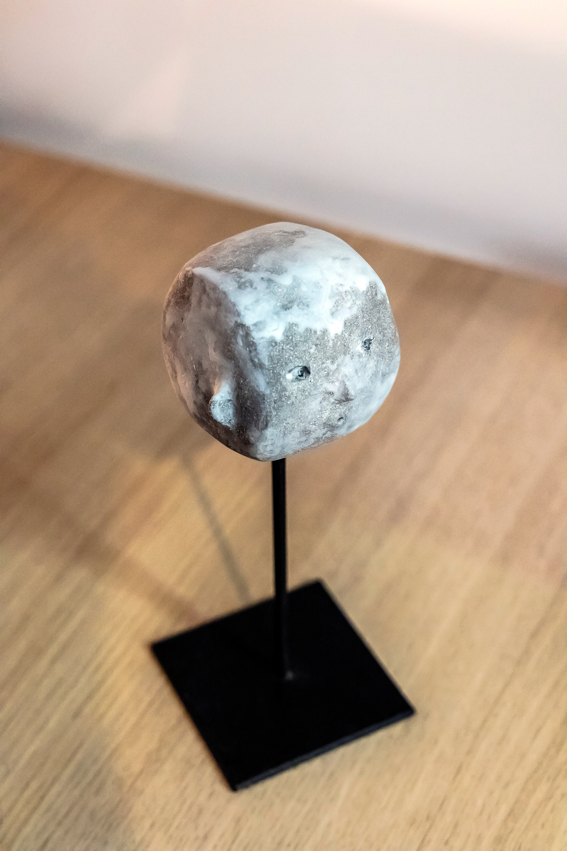 Penseur sur socle en grès - 200€