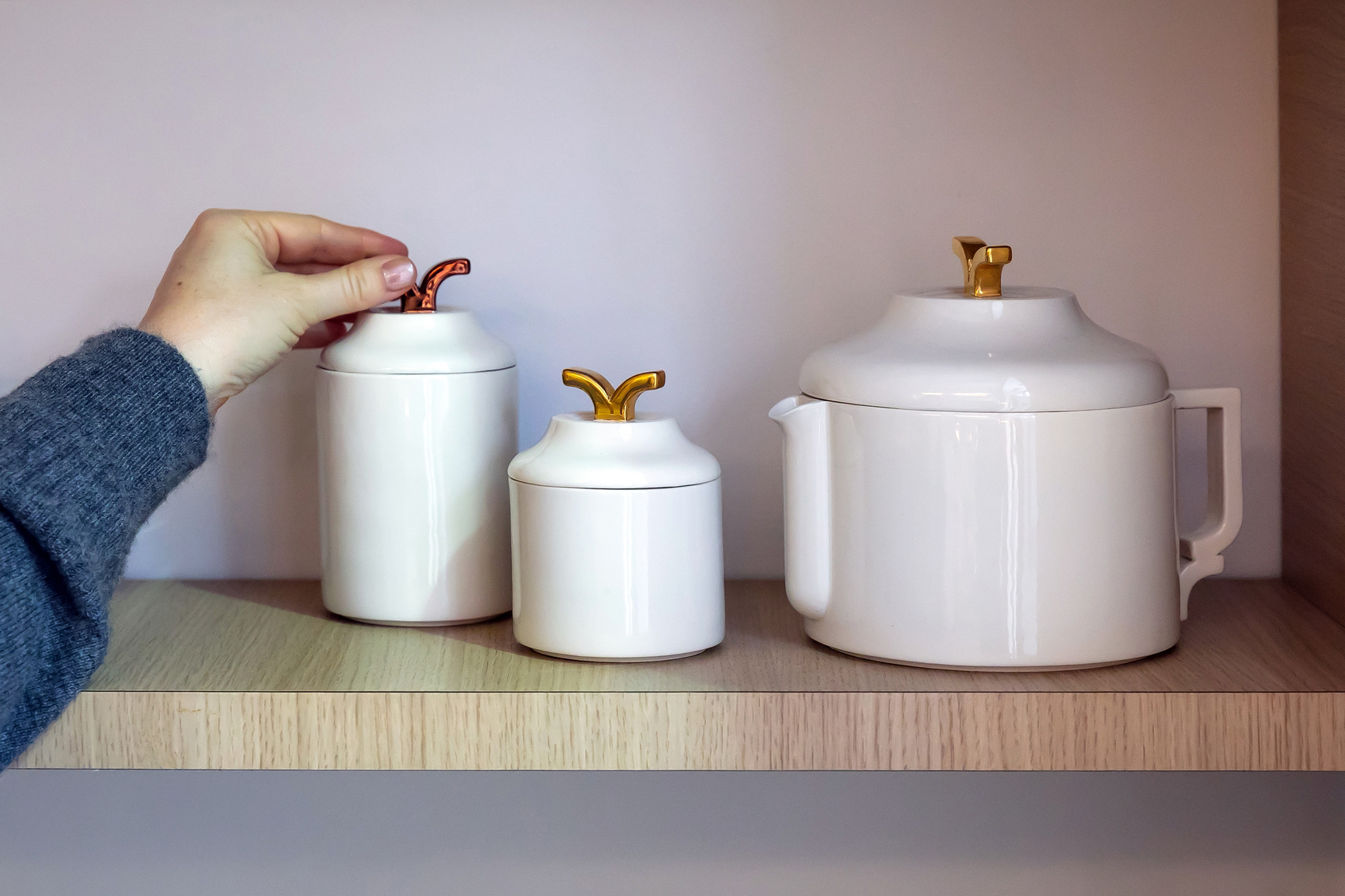 Boite haute Ø 8 cm en porcelaine & cuivre 65€  - Boite basse Ø 8 cm 60€ en porcelaine & or - Théière avec filtre 180€