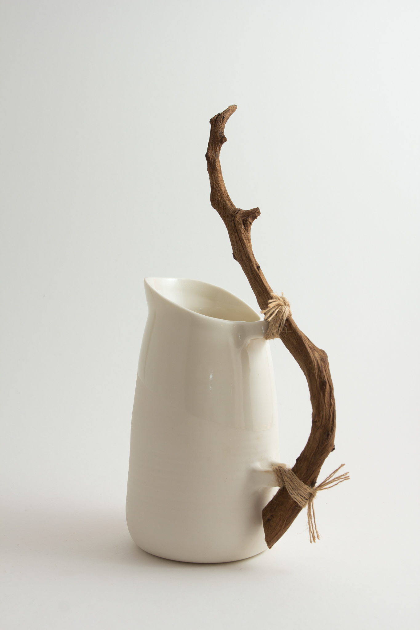 Pichet avec anse en bois - 90 €