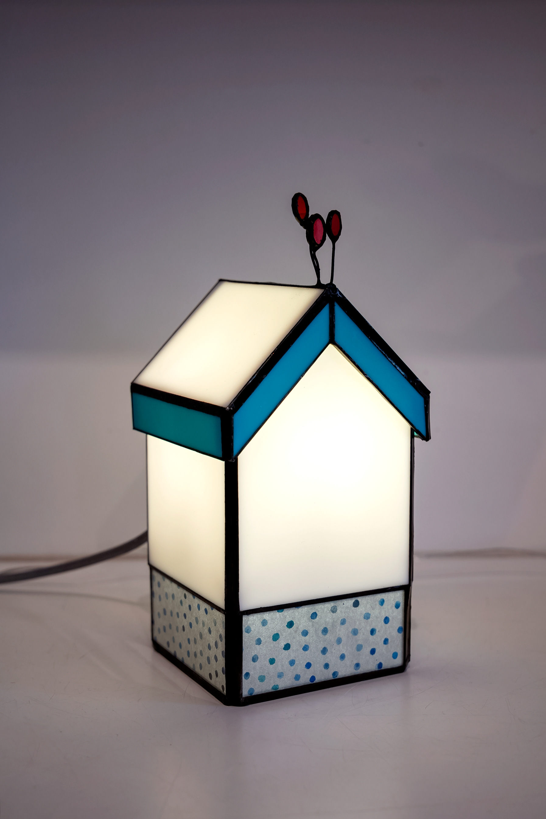 Lampe maison en verre - 260 €