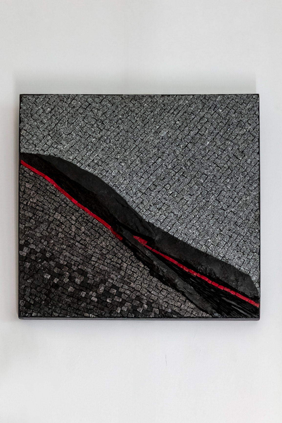 "Strate VIII" mosaïque en granite, ardoise et pâte de verre - 1480€