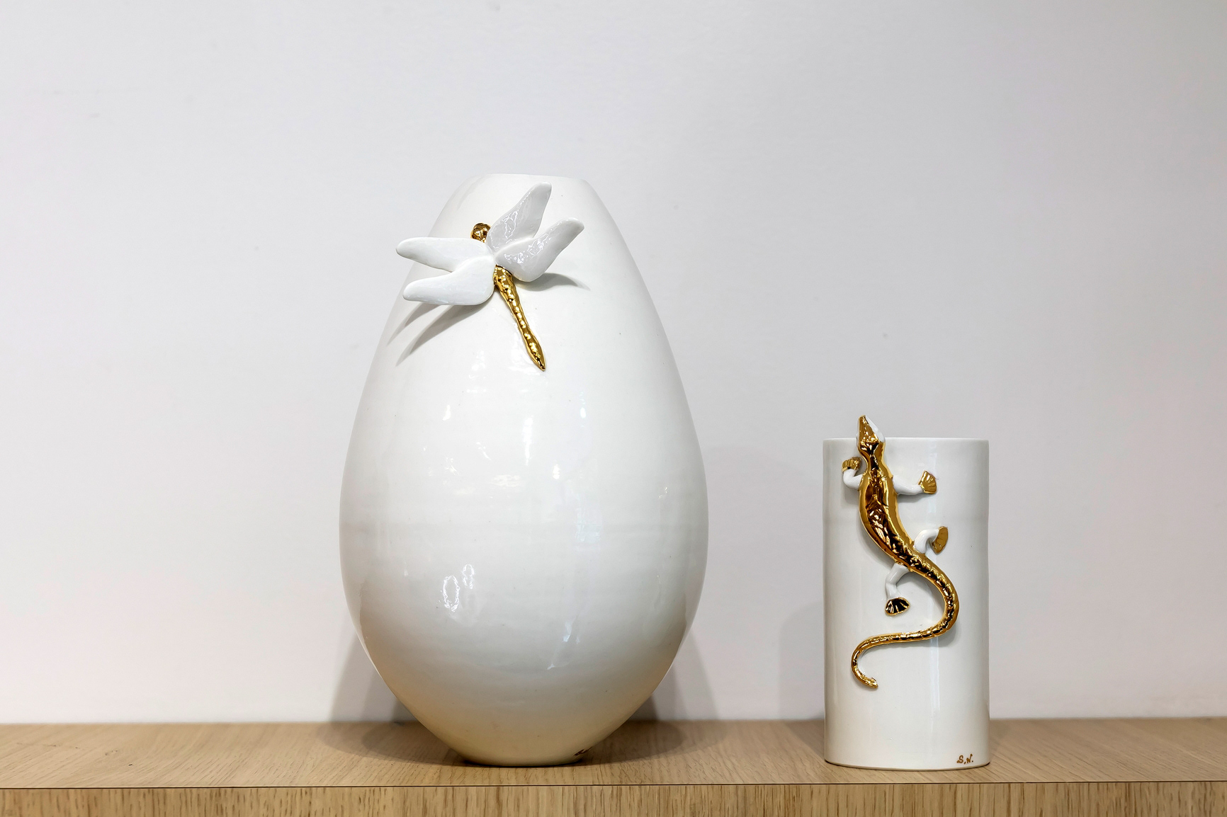 Vase Libellule en porcelaine 155€ - Vase Salamandre en porcelaine 80€
