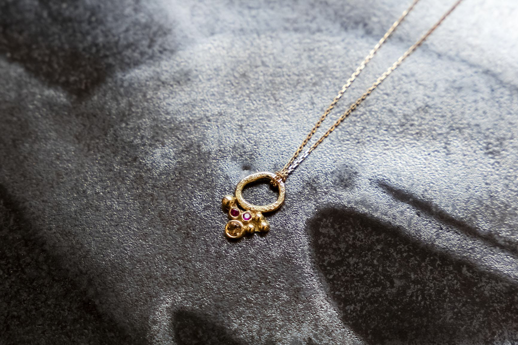 Pendentif Granae en or jaune (1 tourmaline 2 rubis) - 750€