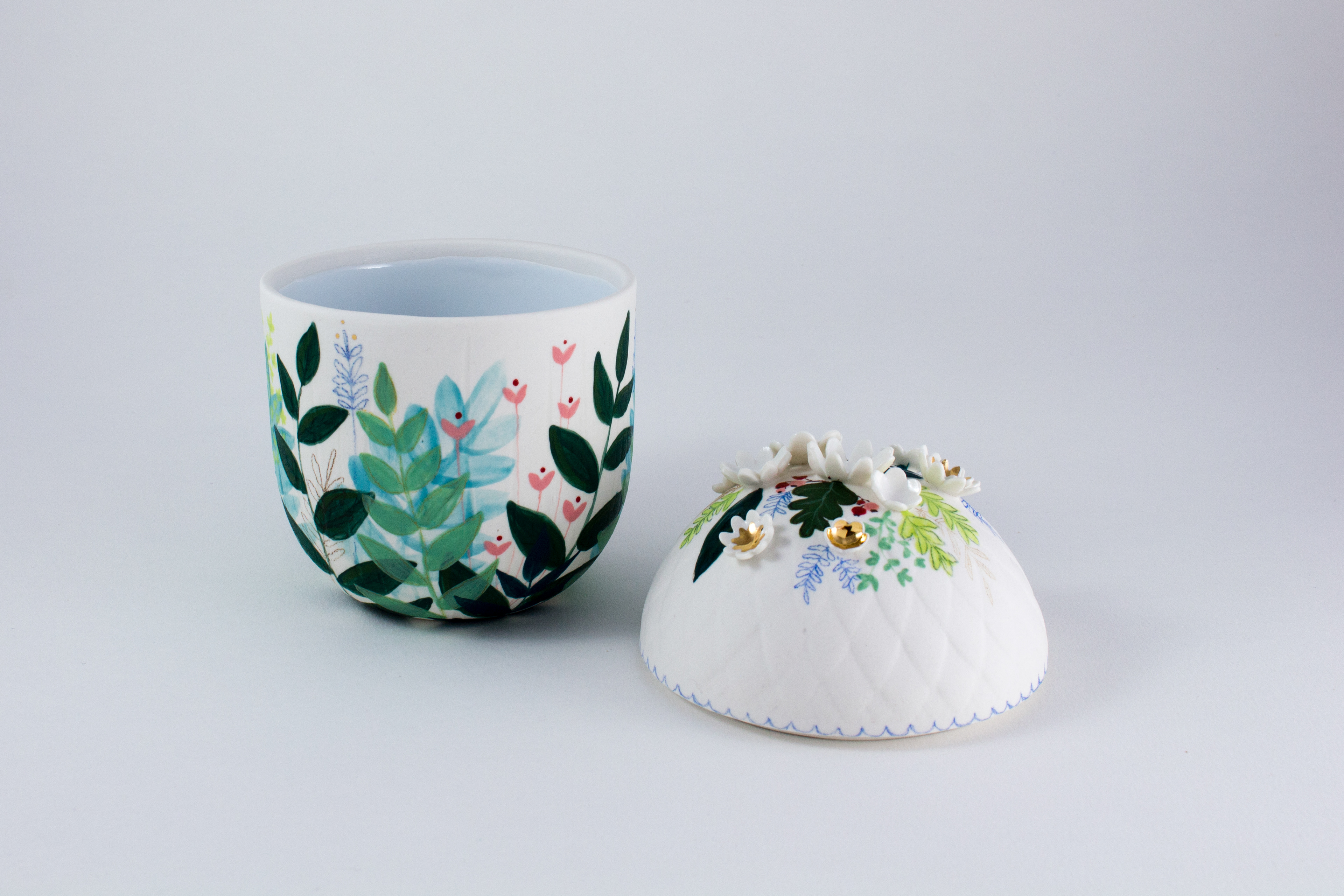 Boite à secret en porcelaine peinte - 340€