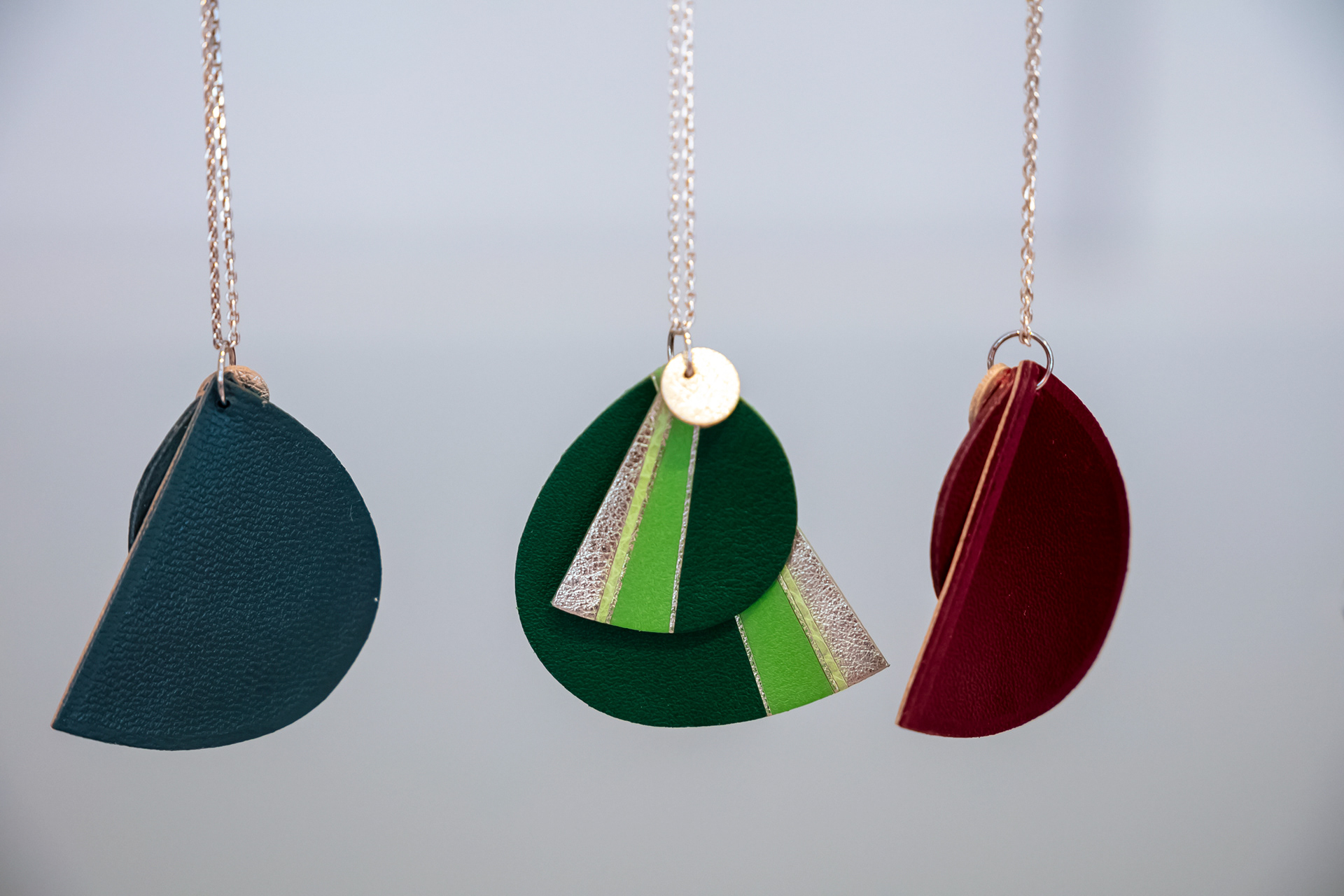 Collier en marqueterie de cuir - 42 €