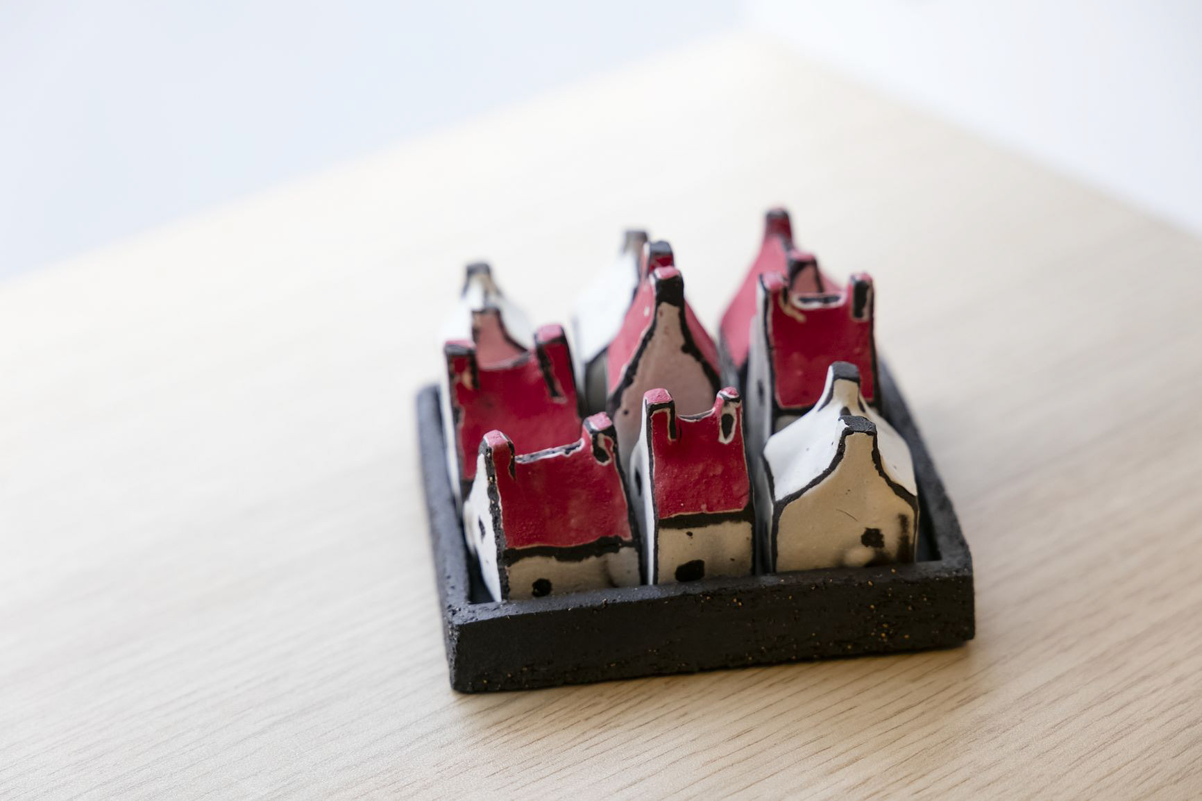 Ensemble de 9 maisons miniatures carrées en grès - 88€