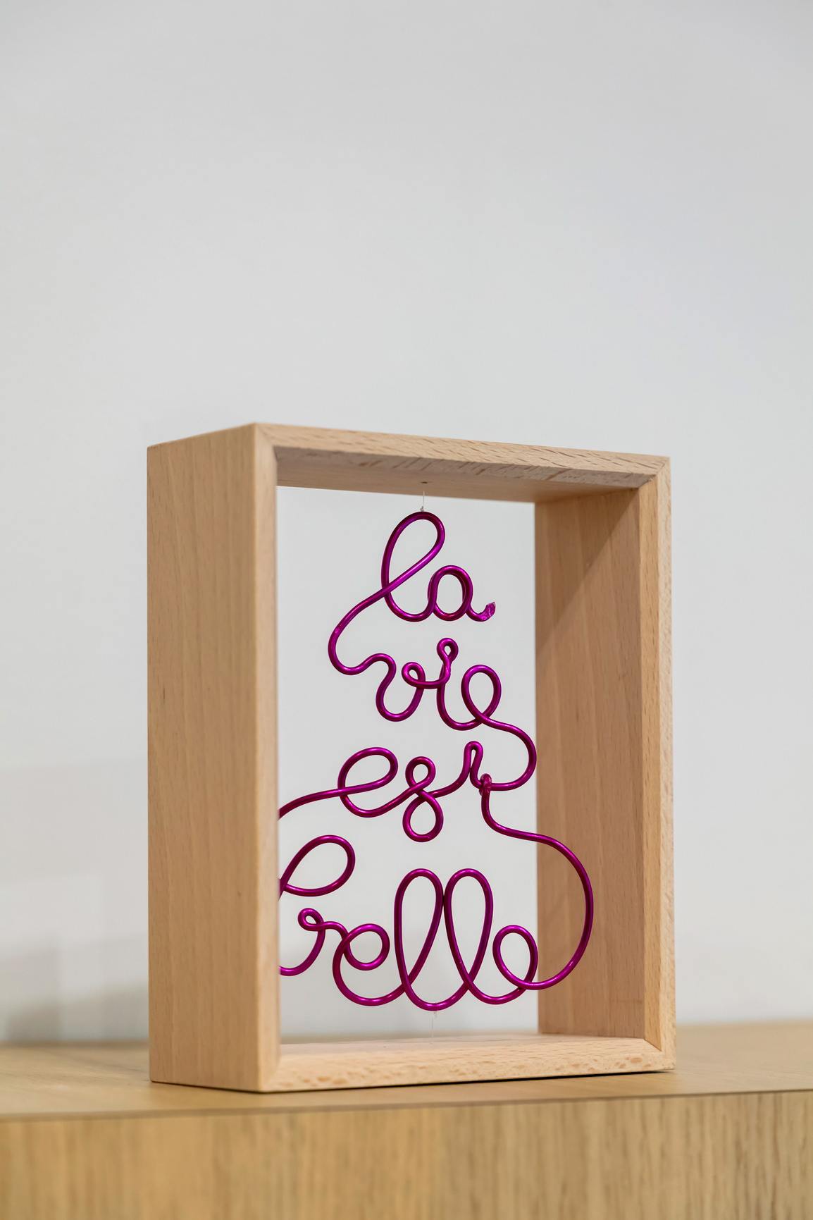 Cadre calligraphié "La vie est belle" en bois de hêtre et fil d'aluminium anodisé - 220€