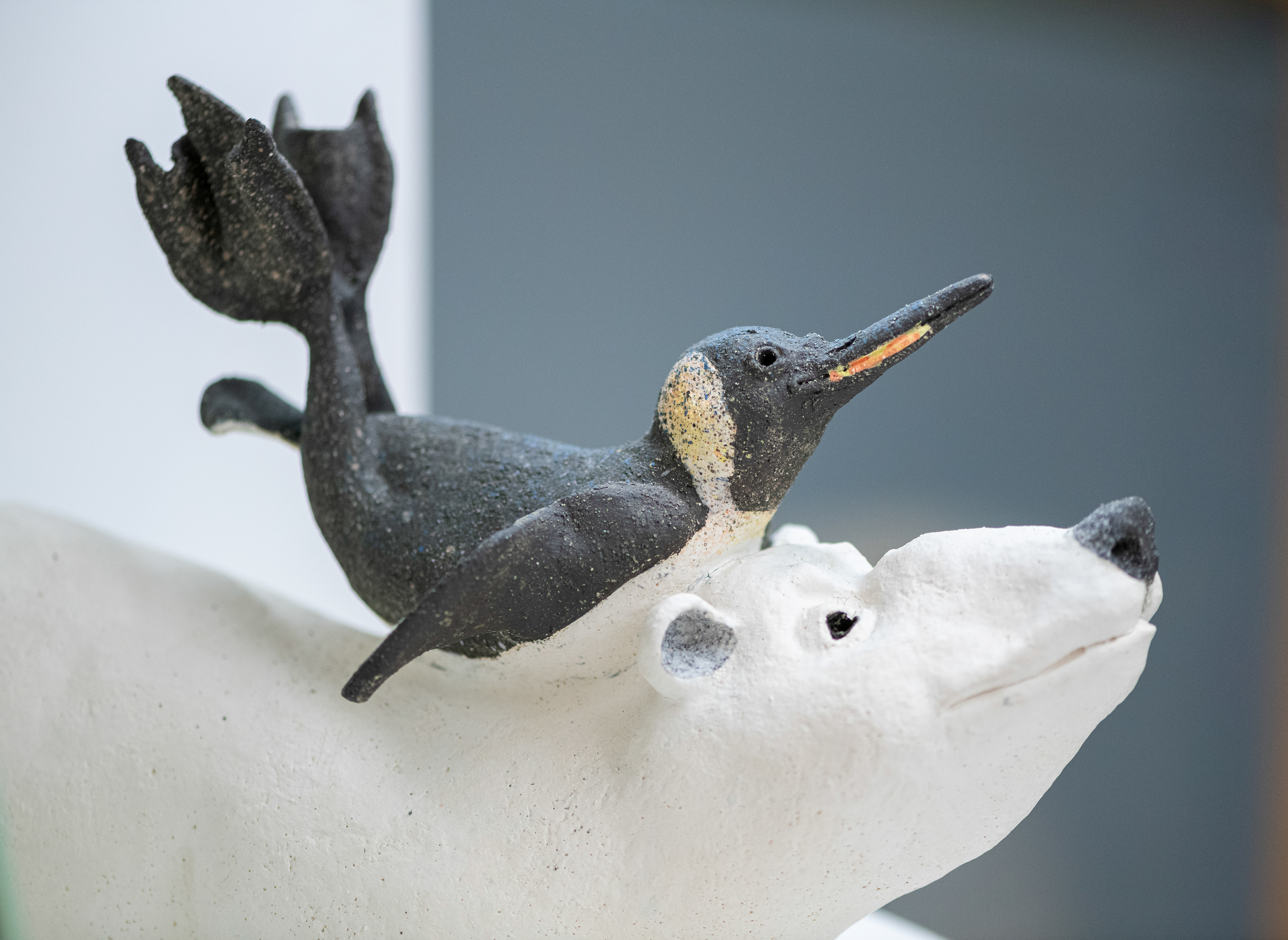 Sculpture ours blanc et pingouin sur le dos en grès - 480€