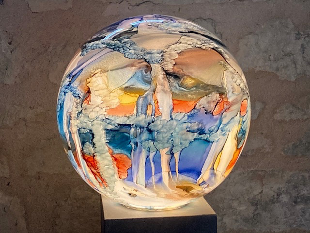 Planète lumineuse en verre peint - 800€