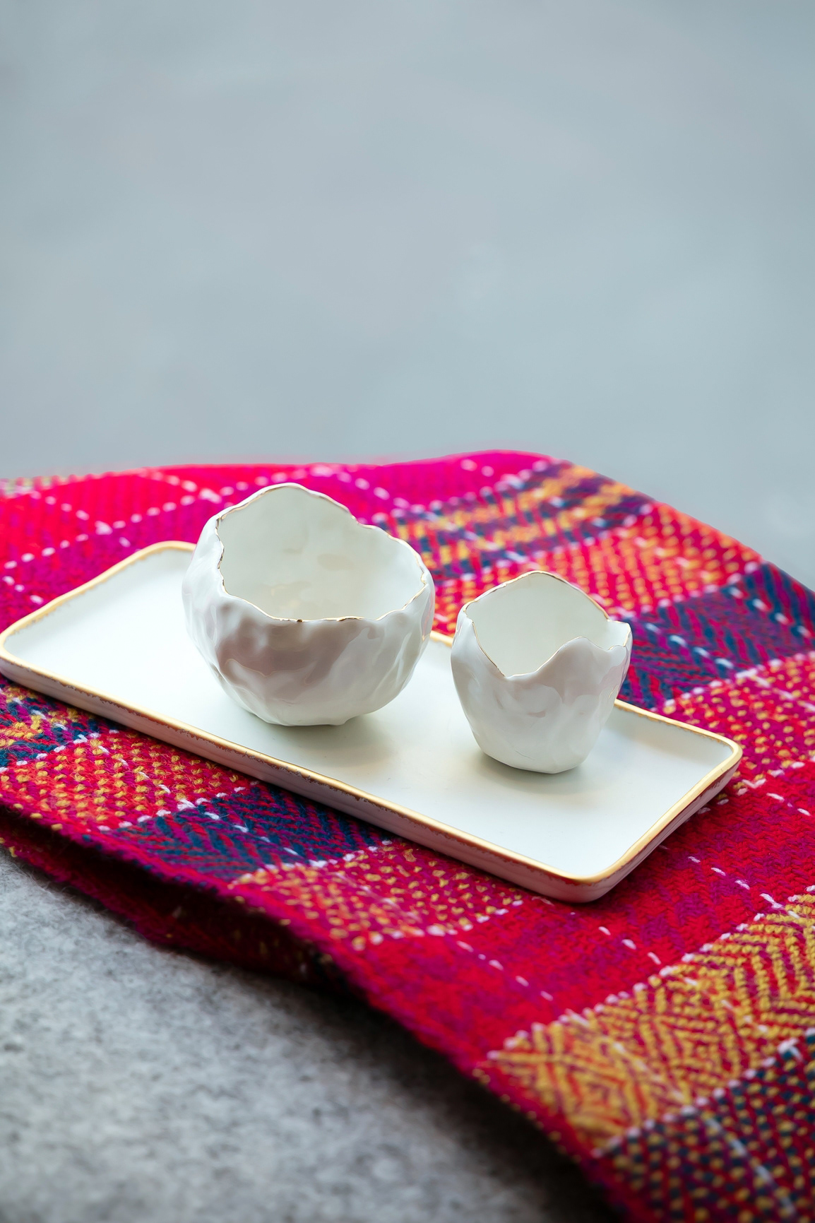 Cup Corolle PM en porcelaine et or 28€ - GM 32€ - Plat rectangle en porcelaine et or 43€ - Écharpe Maxi "Tango" en laine 205€