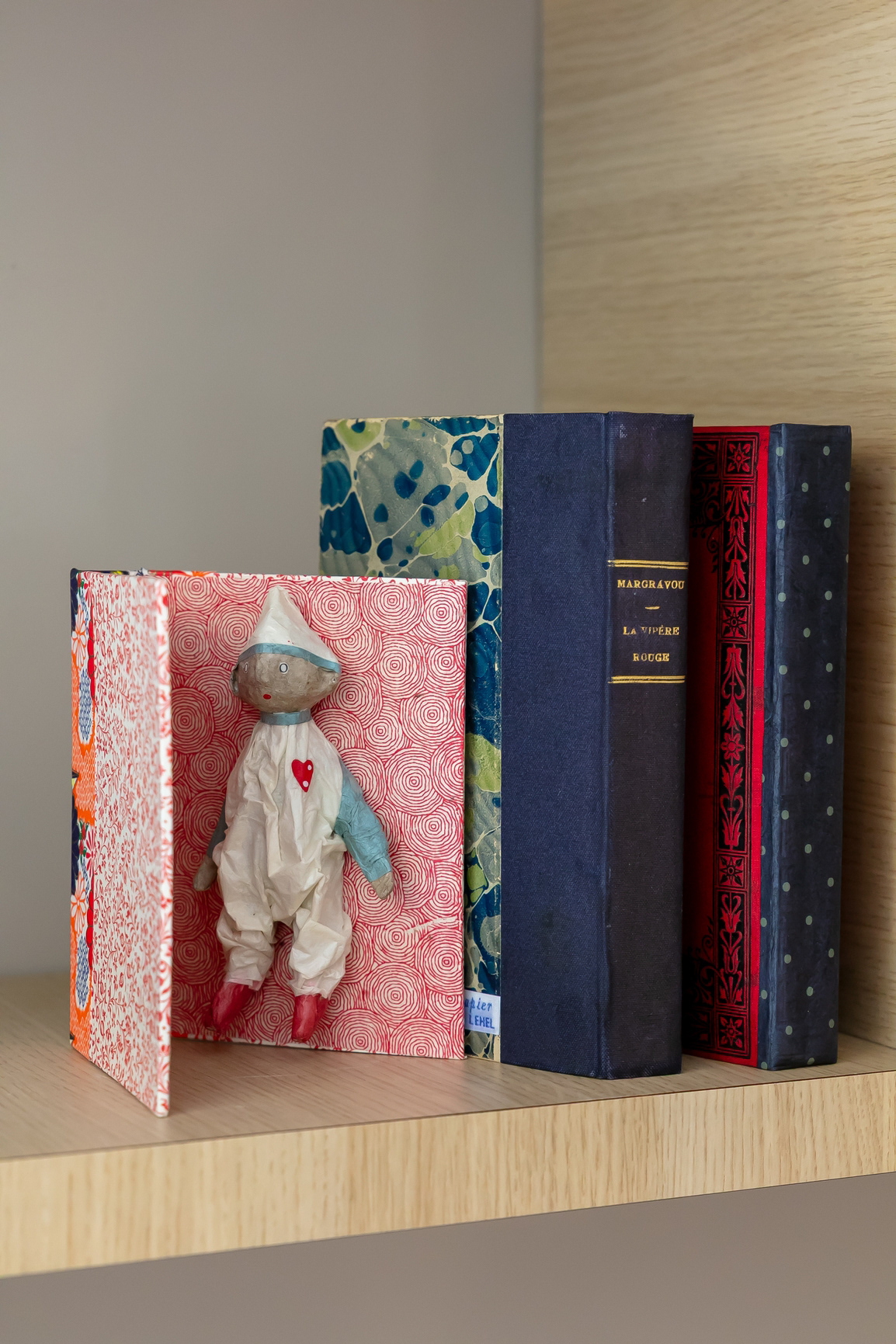 Sculpture en papier "Petit personnage dans un livre" - 180€