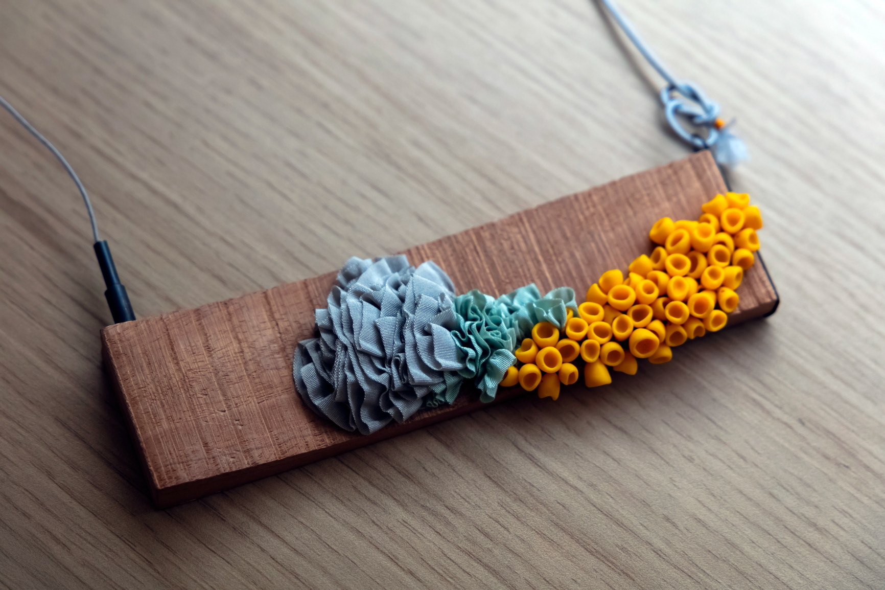 Collier "Abysse Apothecie" en bois, polymère, textile et argent - 360€