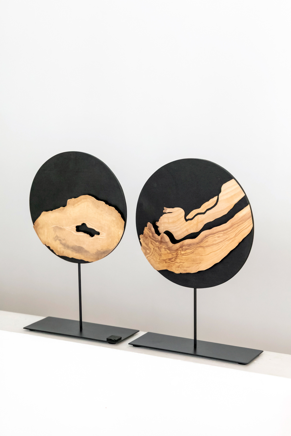 Sculpture yugen en tilleul sur fond noir - 620€