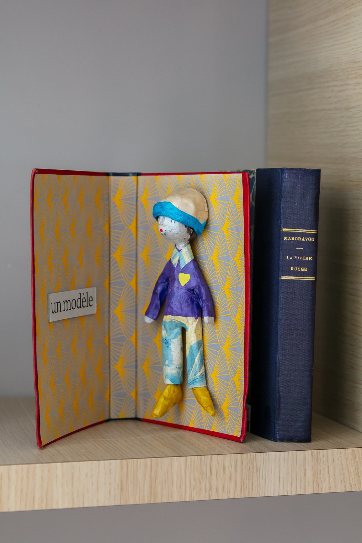 Sculpture en papier "Petit personnage dans un livre" - 180€