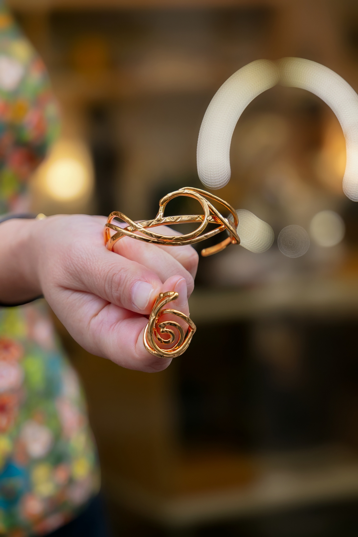 Bracelet simple martelé en laiton doré 44€ - Bague 32 €