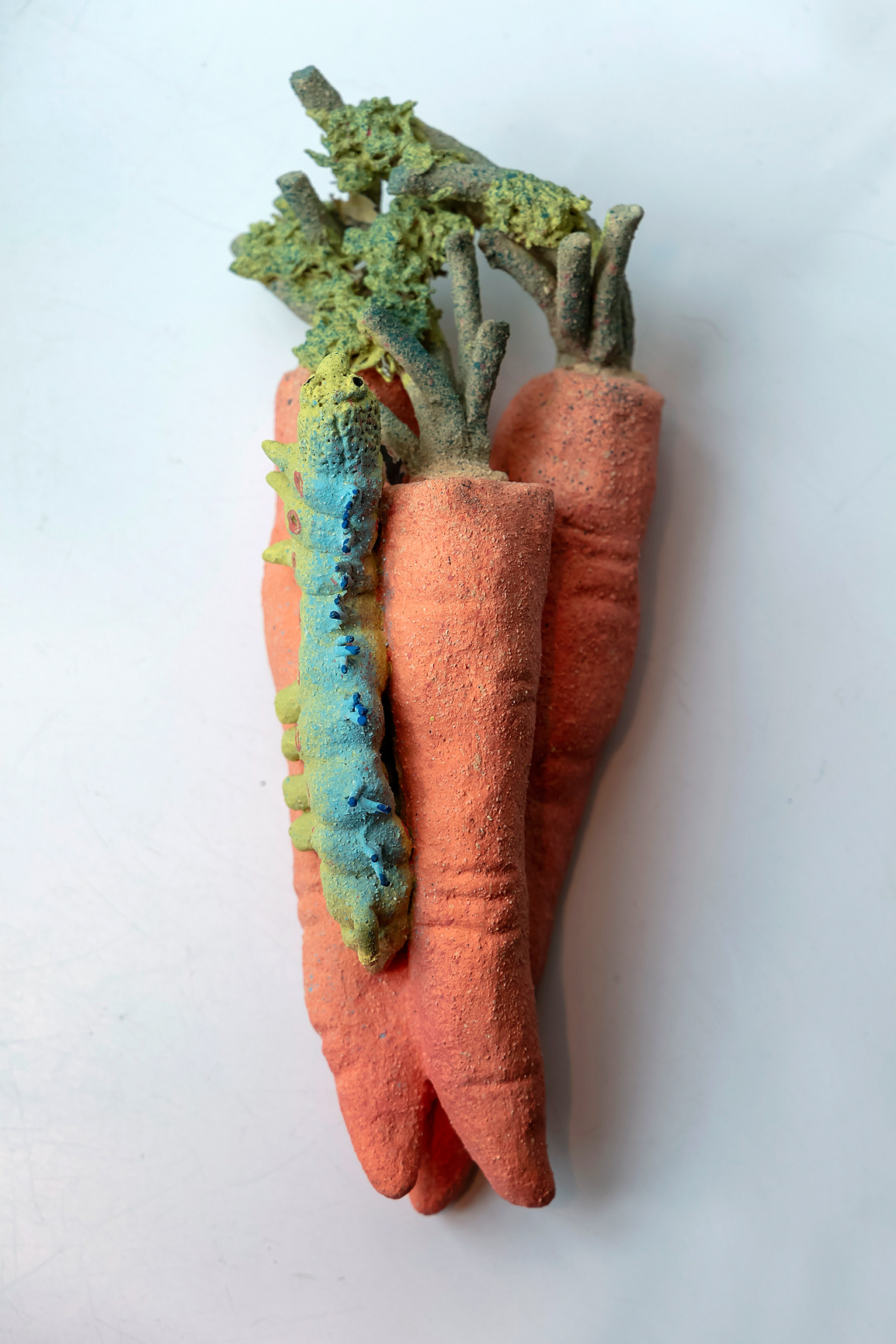 Sculpture "Carotte Chenille" en grès - 380€